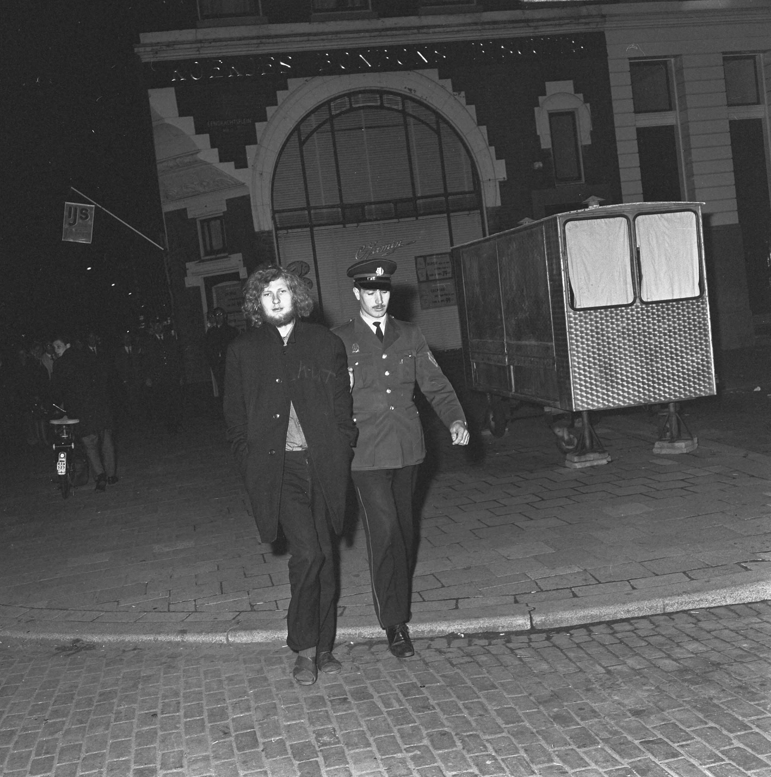 Fotocollectie Anefo — Haagse provos houden protestmeeting bij Flipper-beeldje Scheveningse promenade, provo opgebracht door politie — Foto: Voets, Jan / Anefo. Licentie: Set B: Rechtenvrij / Publiek Domein. Bron: Nationaal Archief. http://hdl.handle.net/10648/aaec8e68-d0b4-102d-bcf8-003048976d84