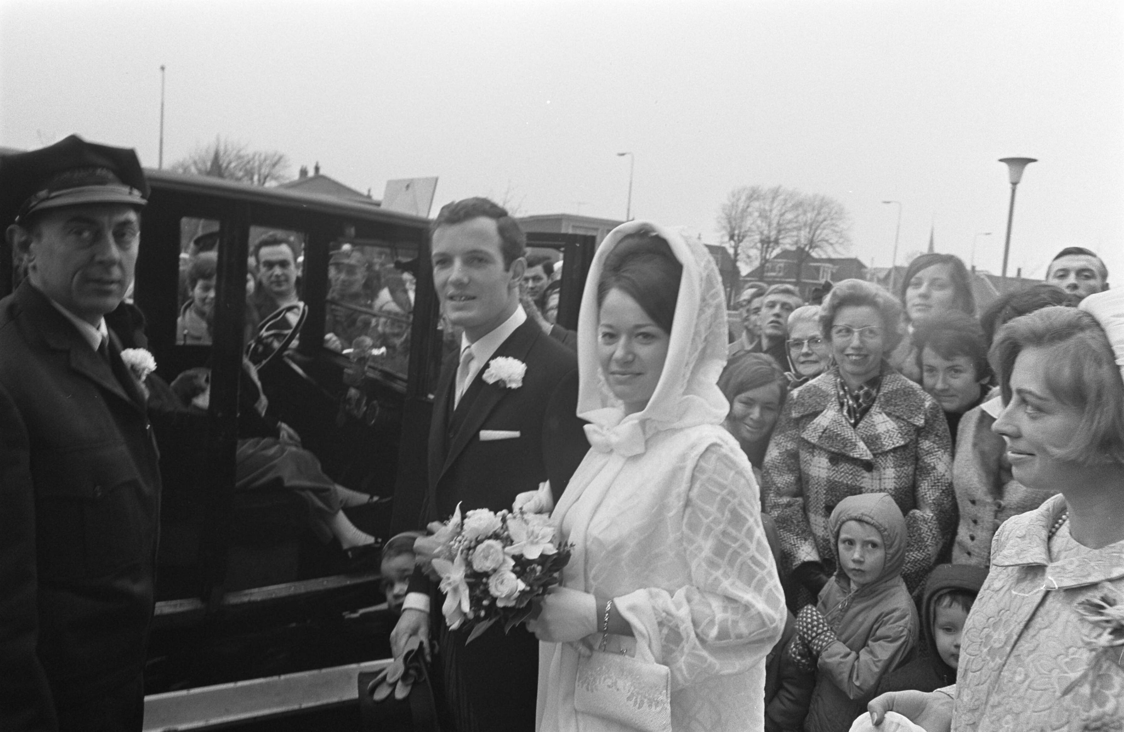 Fotocollectie Anefo — Huwelijk Tom Okker met Annemarie Wanschers te Hazerswoude — Foto: Evers, Joost / Anefo. Licentie: Set B: Rechtenvrij / Publiek Domein. Bron: Nationaal Archief. http://hdl.handle.net/10648/ab58ff76-d0b4-102d-bcf8-003048976d84