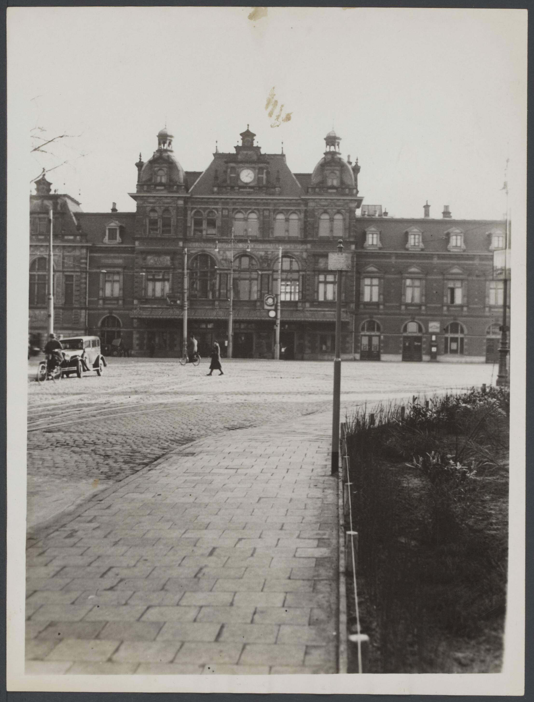Stationsgebouwen - Nederland — Station Den Haag Hollands Spoor — Foto: N.V. Vereenigde Fotobureaux. Licentie: Set B: Rechtenvrij / Publiek Domein. Bron: Nationaal Archief. http://hdl.handle.net/10648/725e7e85-9a54-4c3e-e676-31c57ae8012b