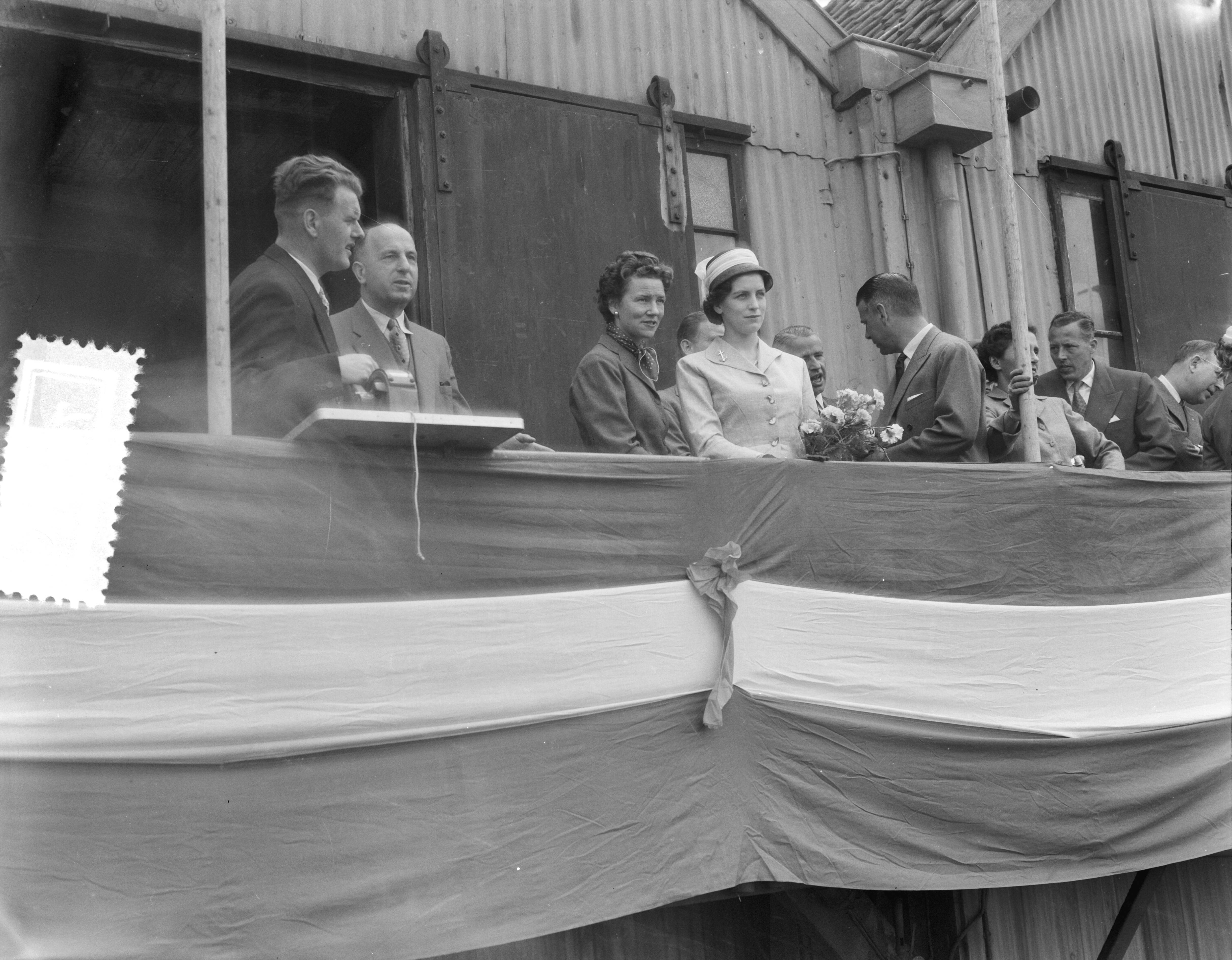Fotocollectie Anefo — Tewaterlating "Mary North" bij NV Zaanlandse scheepsbouw maatschappij te Zaandam — Foto: Rossem, Wim van / Anefo. Licentie: Set B: Rechtenvrij / Publiek Domein. Bron: Nationaal Archief. http://hdl.handle.net/10648/a9499574-d0b4-102d-bcf8-003048976d84
