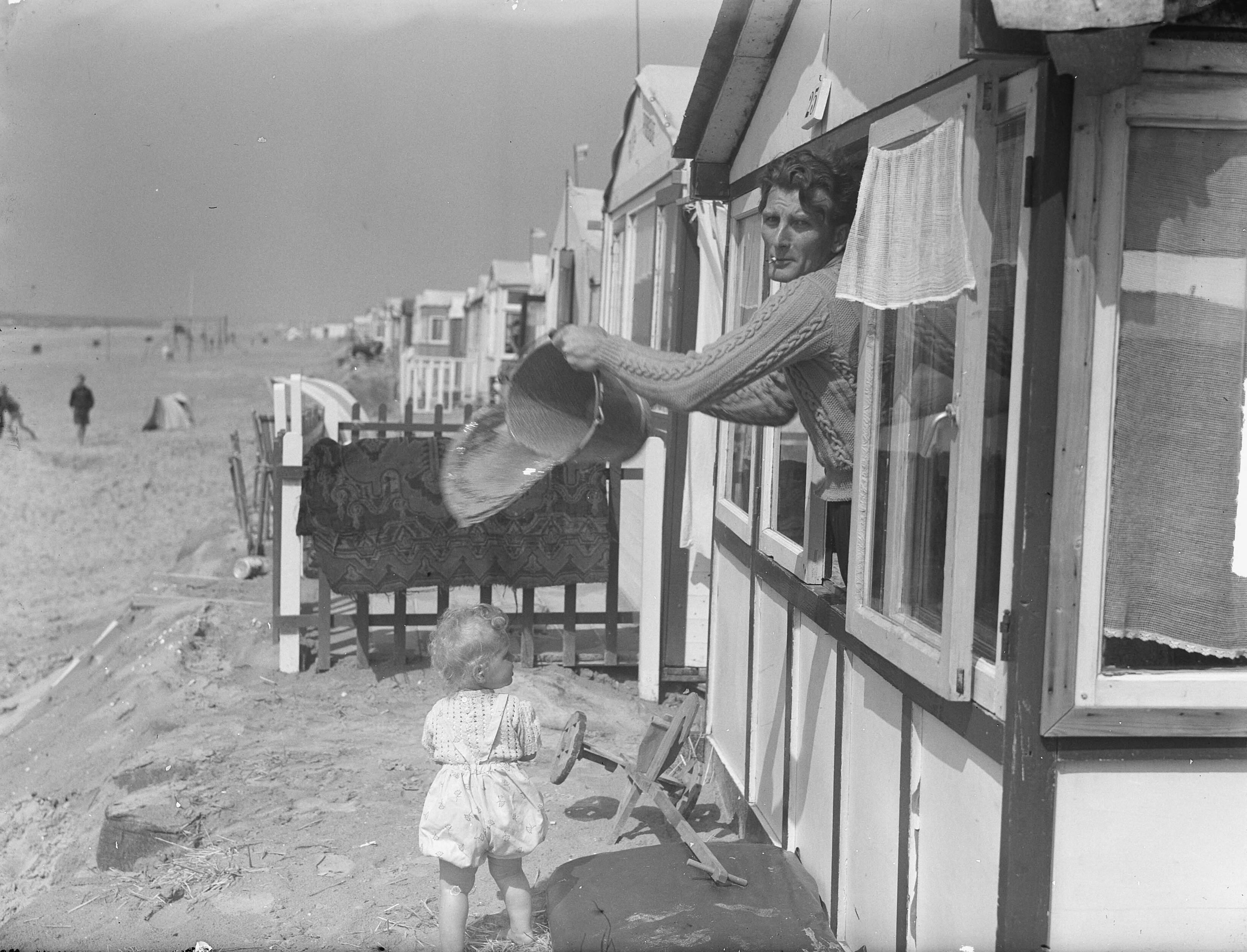 Fotocollectie Anefo — Zomerhuisjes in Zandvoort na de regen — Foto: Pot, Harry / Anefo. Licentie: Set B: Rechtenvrij / Publiek Domein. Bron: Nationaal Archief. http://hdl.handle.net/10648/a8db703a-d0b4-102d-bcf8-003048976d84