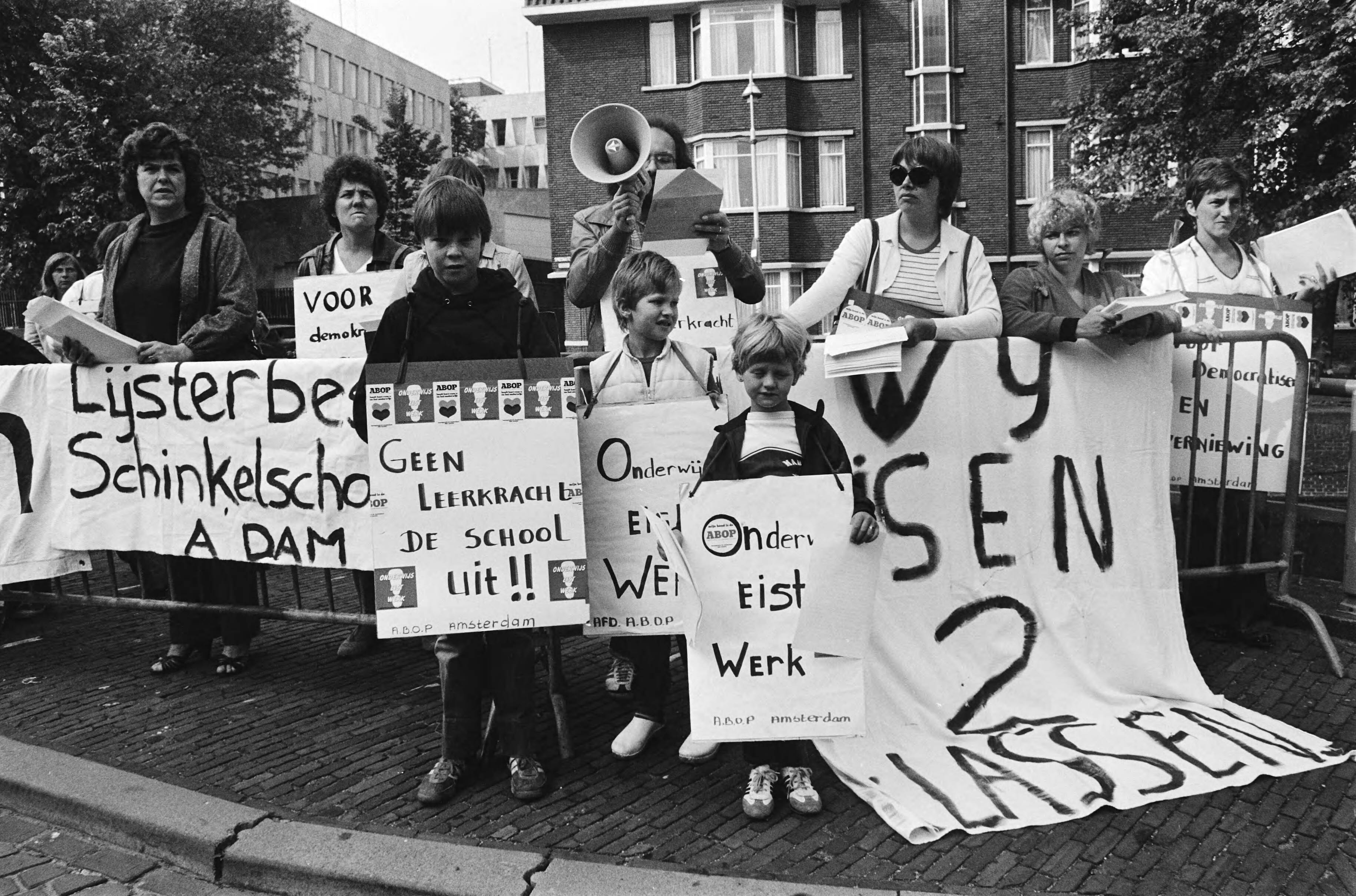 Fotocollectie Anefo — Vertegenwoordigers van de Lijsterbes- en Schinkelschool uit Amsterdam demonstreren ministerie O&W Den Haag tegen dreigend ontslag leerkrachten — Foto: Pereira, Fernando / Anefo. Licentie: Set B: Rechtenvrij / Publiek Domein. Bron: Nationaal Archief. http://hdl.handle.net/10648/ace143da-d0b4-102d-bcf8-003048976d84