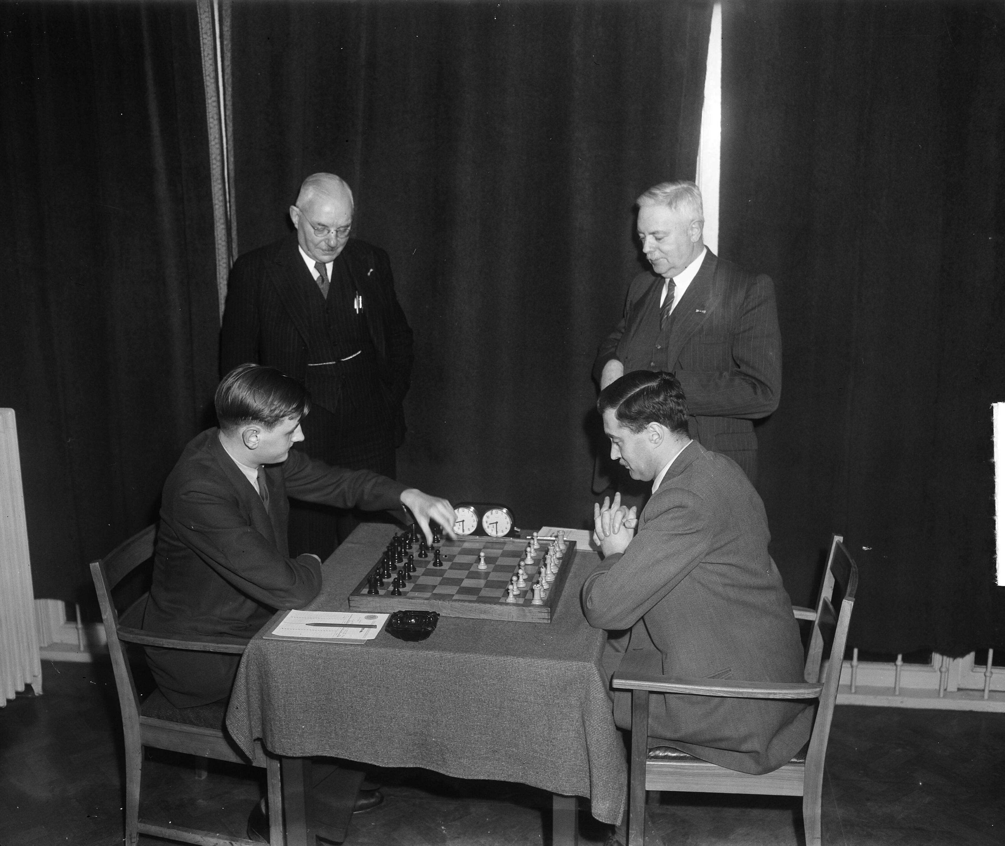 Fotocollectie Anefo — Schaken. Tweekamp tussen Lodewijk Prins en Jan Hein Donner (links) in Den Haag — Foto: Duinen, H. van / Anefo. Licentie: Set B: Rechtenvrij / Publiek Domein. Bron: Nationaal Archief. http://hdl.handle.net/10648/a8e5de9e-d0b4-102d-bcf8-003048976d84