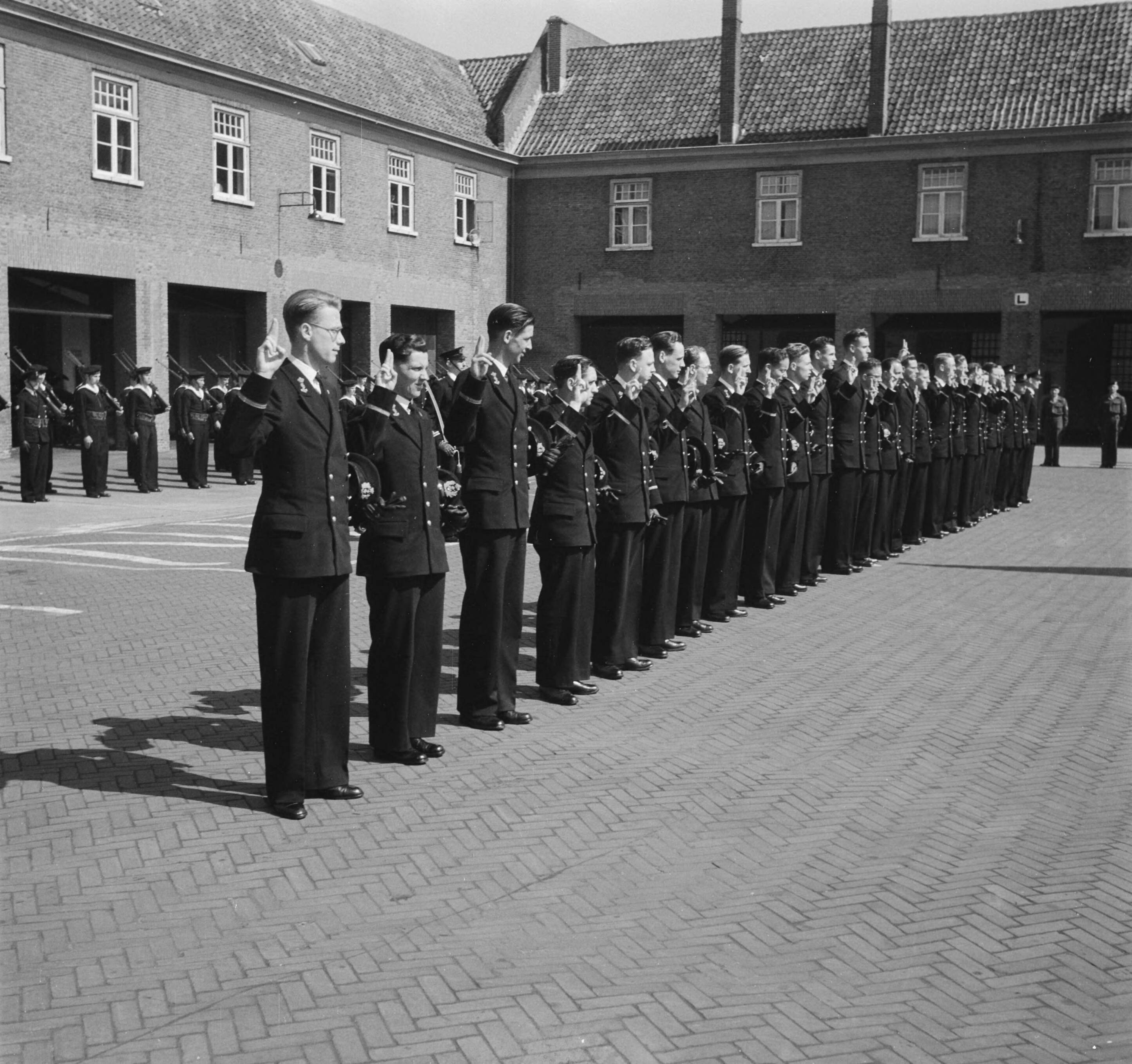 Beëdiging Marine-officieren Den Haag — Foto: Noske, J.D. / Anefo. — Licentie: Set B: Rechtenvrij / Publiek Domein. Bron: Nationaal Archief. http://hdl.handle.net/10648/a8f89840-d0b4-102d-bcf8-003048976d84