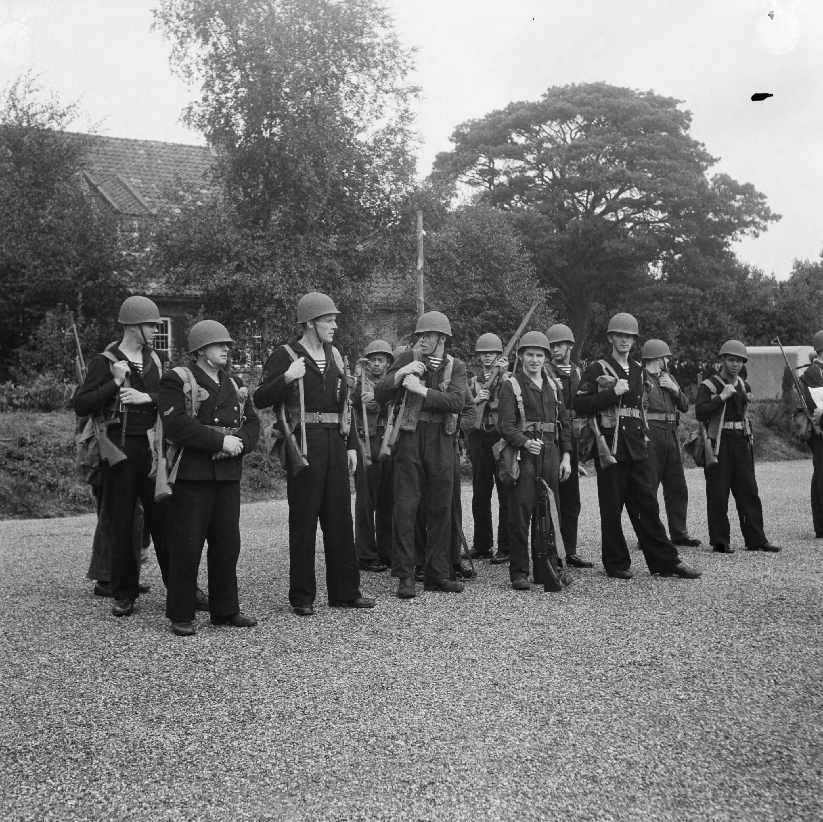 MOK Hilversum 1948 — MOK Hilversum. Matrozen groepje met helmen bij mitrailleu — Foto: Steenkamp, B.J.J. (Ben) / Anefo. Licentie: Set B: Rechtenvrij / Publiek Domein. Bron: Nationaal Archief. http://hdl.handle.net/10648/a8bda1fe-d0b4-102d-bcf8-003048976d84