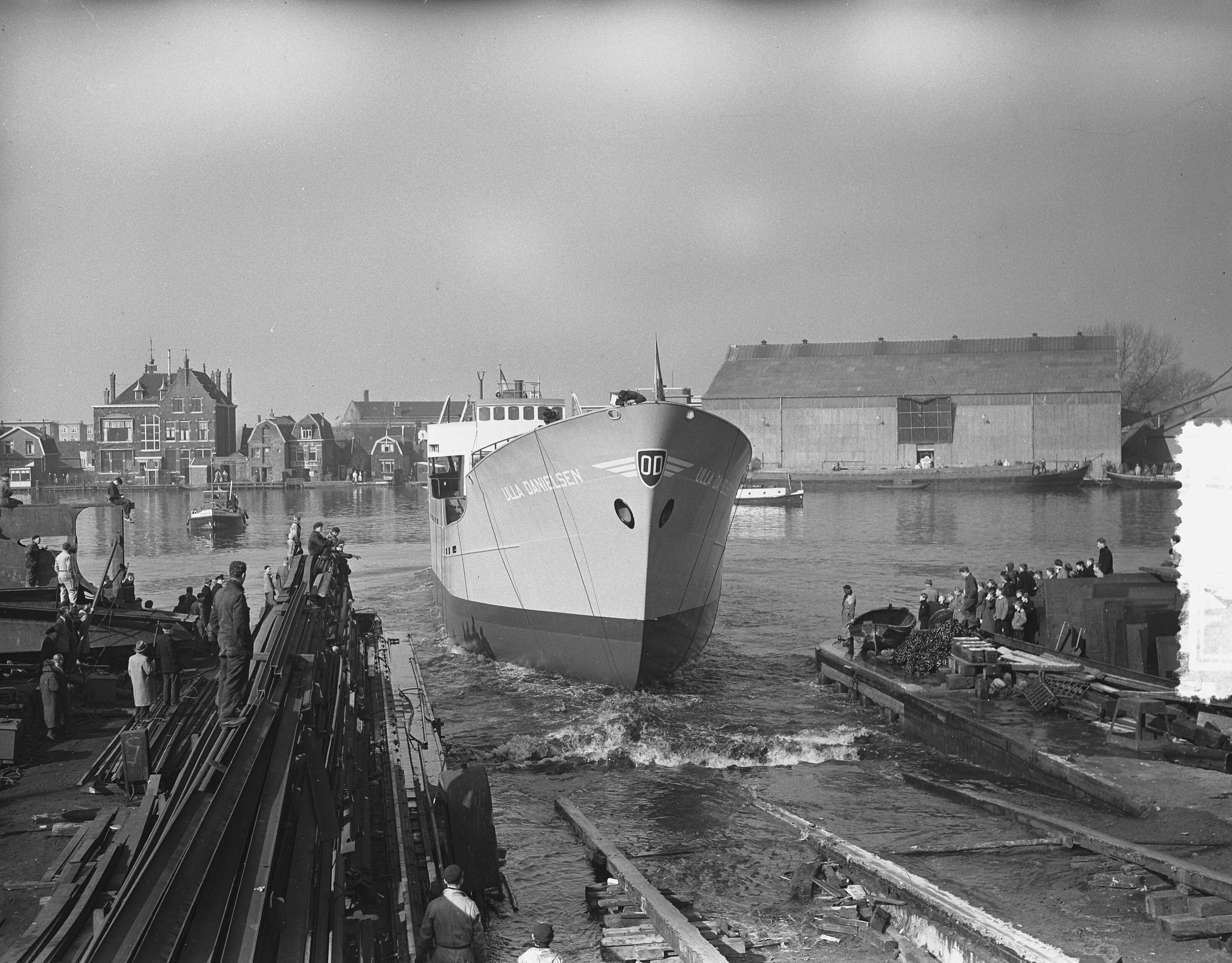 Tewaterlating van het m.s. "Ulla Danielsen" bij de Zaanlandse Scheepsbouw Maatschappij — Foto: Bilsen, Joop van / Anefo. — Licentie: Set B: Rechtenvrij / Publiek Domein. Bron: Nationaal Archief. http://hdl.handle.net/10648/a9444c90-d0b4-102d-bcf8-003048976d84