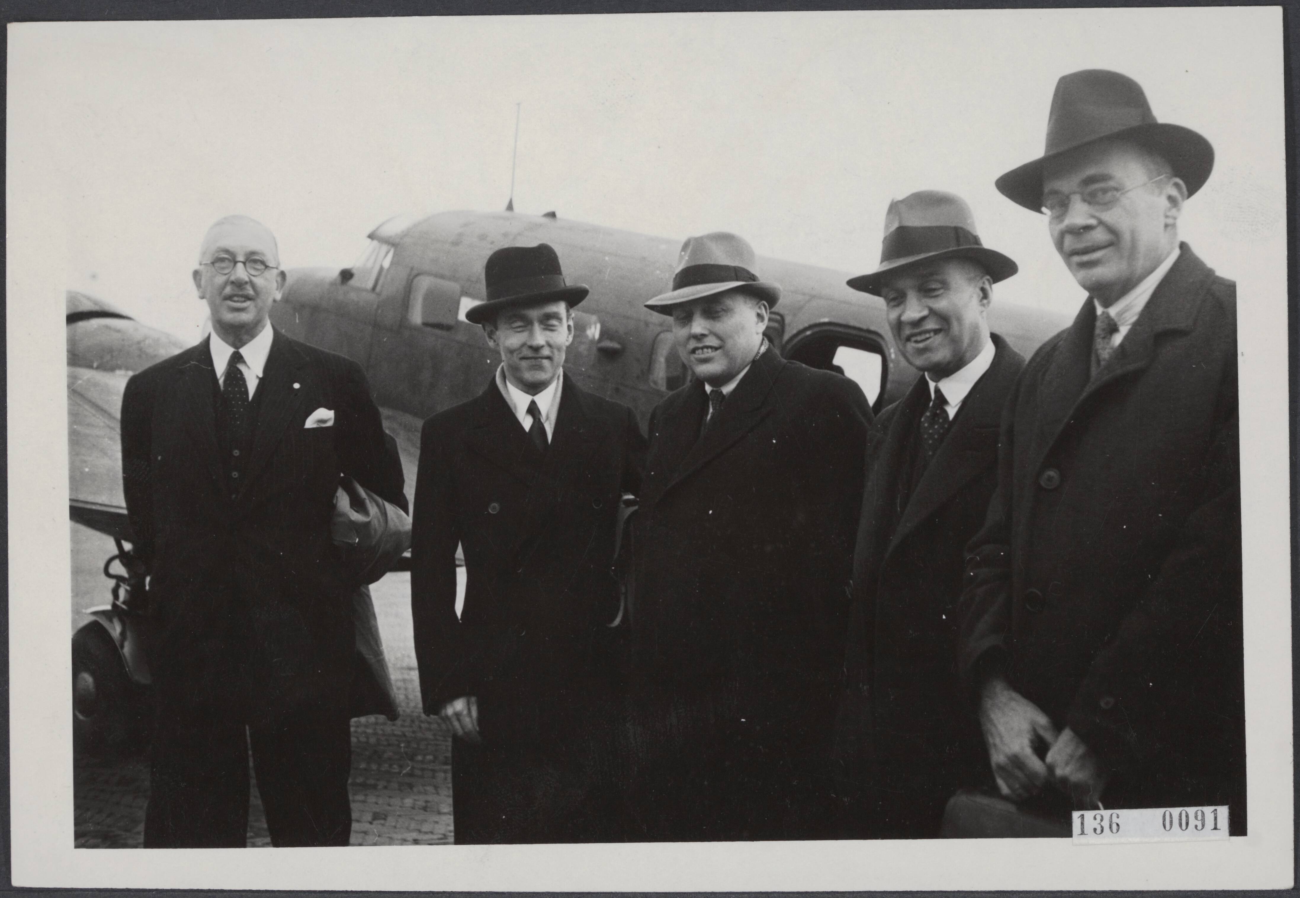 Indonesisch vraagstuk — Indonesisch vraagstuk. Minister-president Schermerhorn, de ministers Van Roijen, Logemann en Lieftinck, dr. Van Mook en de Engelse ambassadeur sir Neville Bland zijn met twee Lockheeds geland op vliegveld Valkenburg. Vlnr. Bland, Van Roijen, Schermerhorn, Logeman en Van Mook — Foto: Vrind, Luuk / Anefo. Licentie: Set B: Rechtenvrij / Publiek Domein. Bron: Nationaal Archief. http://hdl.handle.net/10648/af63e842-d0b4-102d-bcf8-003048976d84