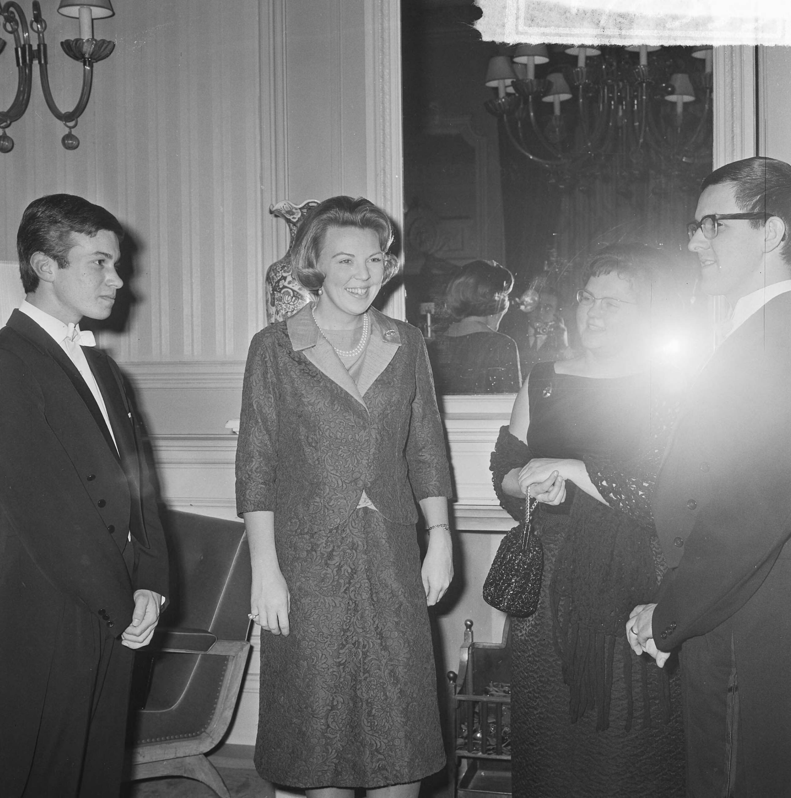 Fotocollectie Anefo — Prinses Beatrix heeft in de Kurzaal te Scheveningen de einduitvoering van het Koninklijk Conservatorium bijgewoond — Foto: Koch, Eric / Anefo. Licentie: Set B: Rechtenvrij / Publiek Domein. Bron: Nationaal Archief. http://hdl.handle.net/10648/aa881a96-d0b4-102d-bcf8-003048976d84