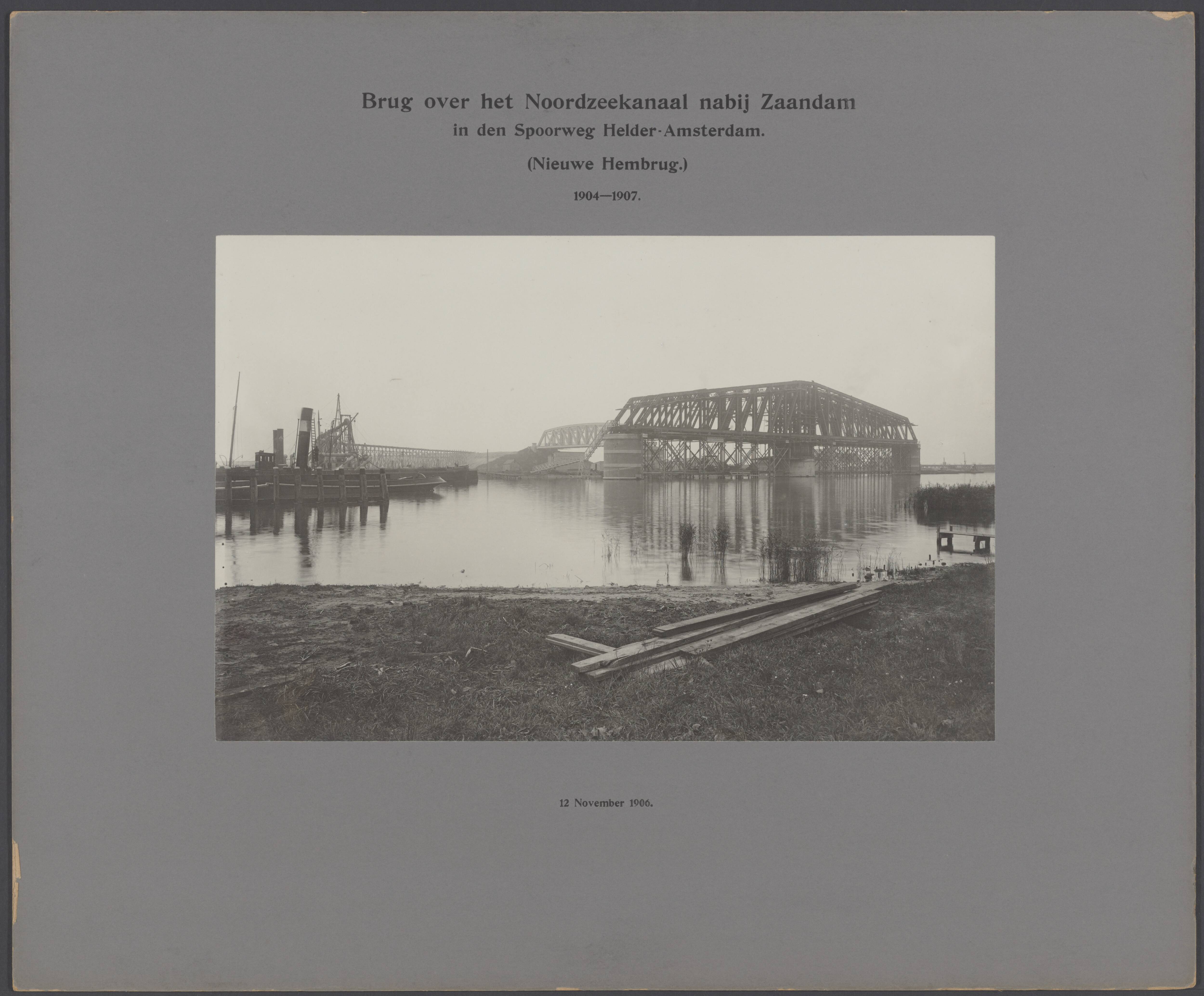 Noordzeekanaal — Draaibrug in aanbouw over het Noordzeekanaal bij Zaandam in de spoorweg Den Helder-Amsterdam (Nieuwe Hembrug) — Foto: Lammers, Hugo. Licentie: Set B: Rechtenvrij / Publiek Domein. Bron: Nationaal Archief. http://hdl.handle.net/10648/af0b0b8c-d0b4-102d-bcf8-003048976d84