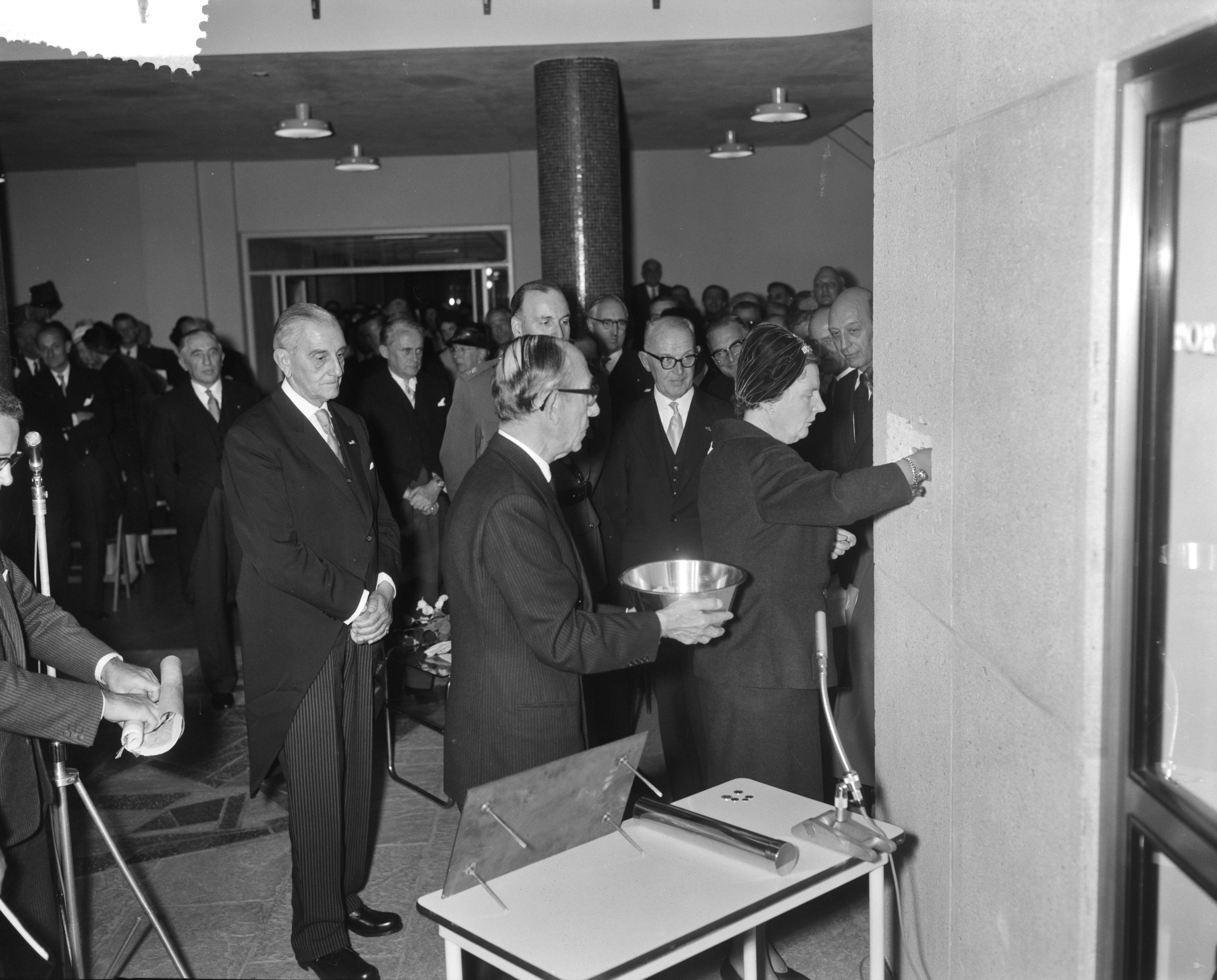Fotocollectie Anefo — Koningin Juliana opent het Rode Kruis Ziekenhuis in Den Haag — Foto: Bilsen, Joop van / Anefo. Licentie: Set B: Rechtenvrij / Publiek Domein. Bron: Nationaal Archief. http://hdl.handle.net/10648/a9bd020c-d0b4-102d-bcf8-003048976d84