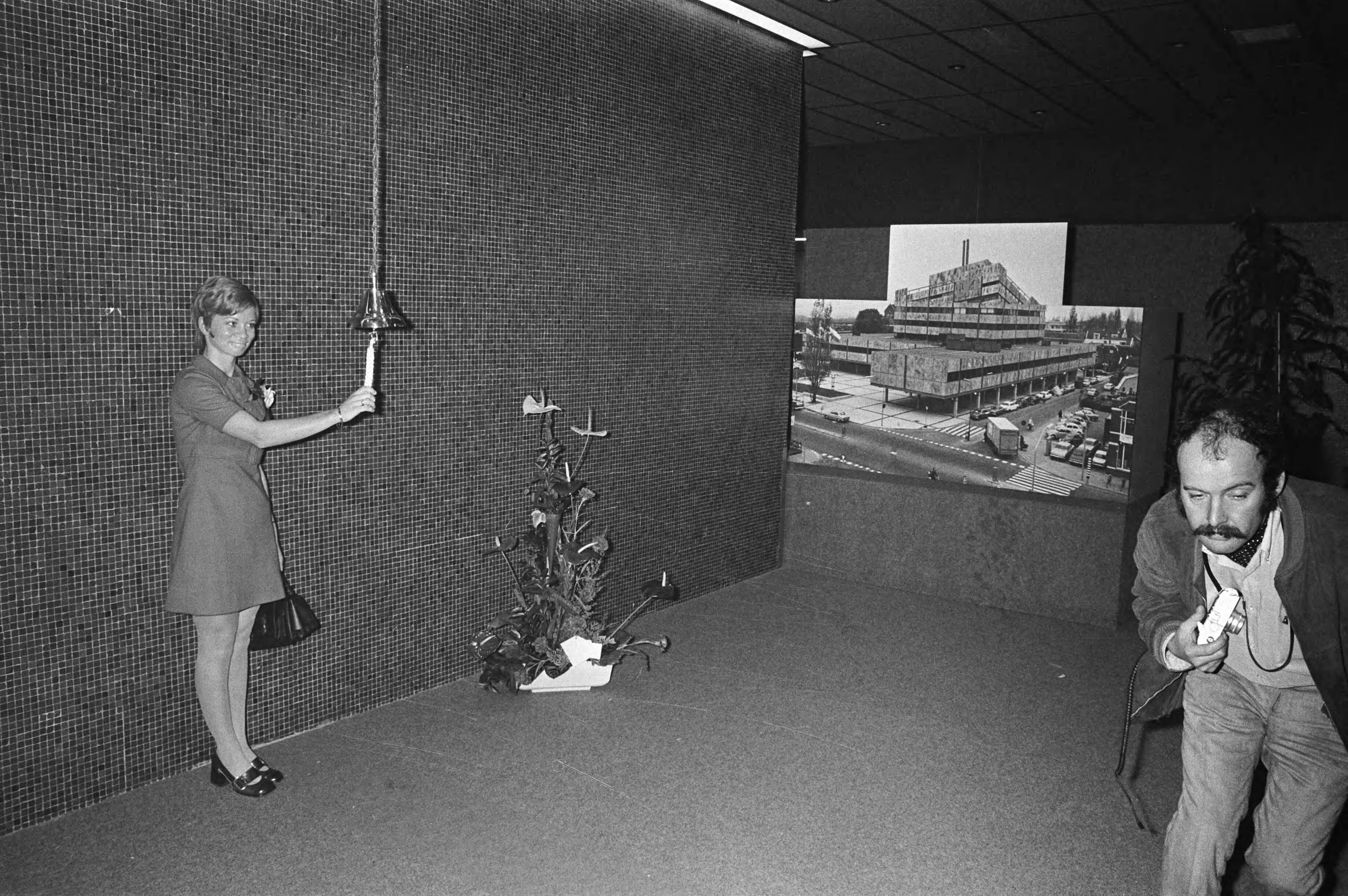 Fotocollectie Anefo — Opening hoofdkantoor Albert Heyn te Zaandam — Foto: Punt, W. / Anefo. Licentie: Set B: Rechtenvrij / Publiek Domein. Bron: Nationaal Archief. http://hdl.handle.net/10648/abd7c32e-d0b4-102d-bcf8-003048976d84