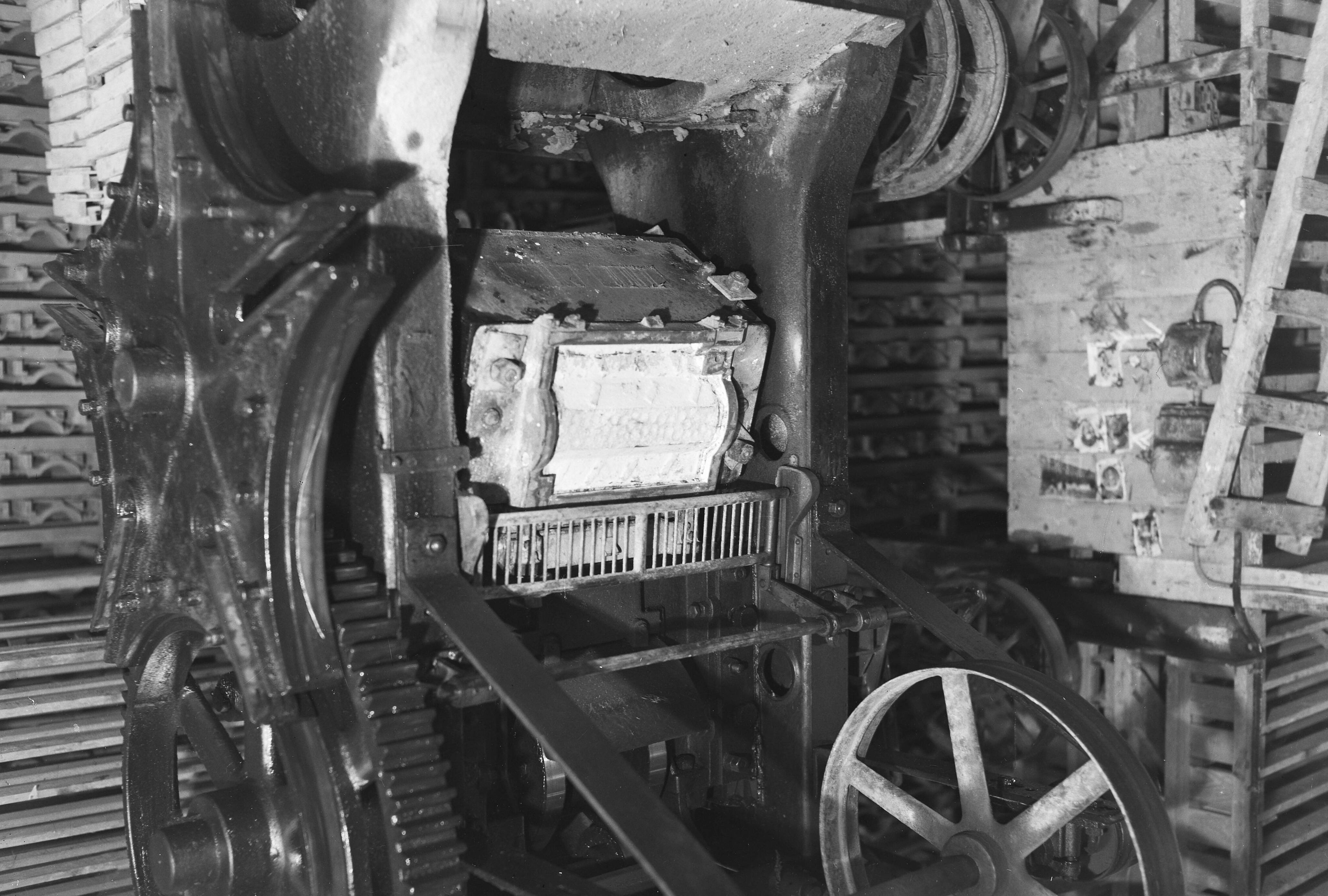 Fotocollectie Arbeidsinspectie — 10x15 Revolverdakpanpers met gesloten scherm van de firma Oosthoek te Alphen aan den Rijn — Foto: Onbekend / Publiek Domein of Rechtenvrij. Licentie: Set B: Rechtenvrij / Publiek Domein. Bron: Nationaal Archief. http://hdl.handle.net/10648/ad9f029e-d0b4-102d-bcf8-003048976d84