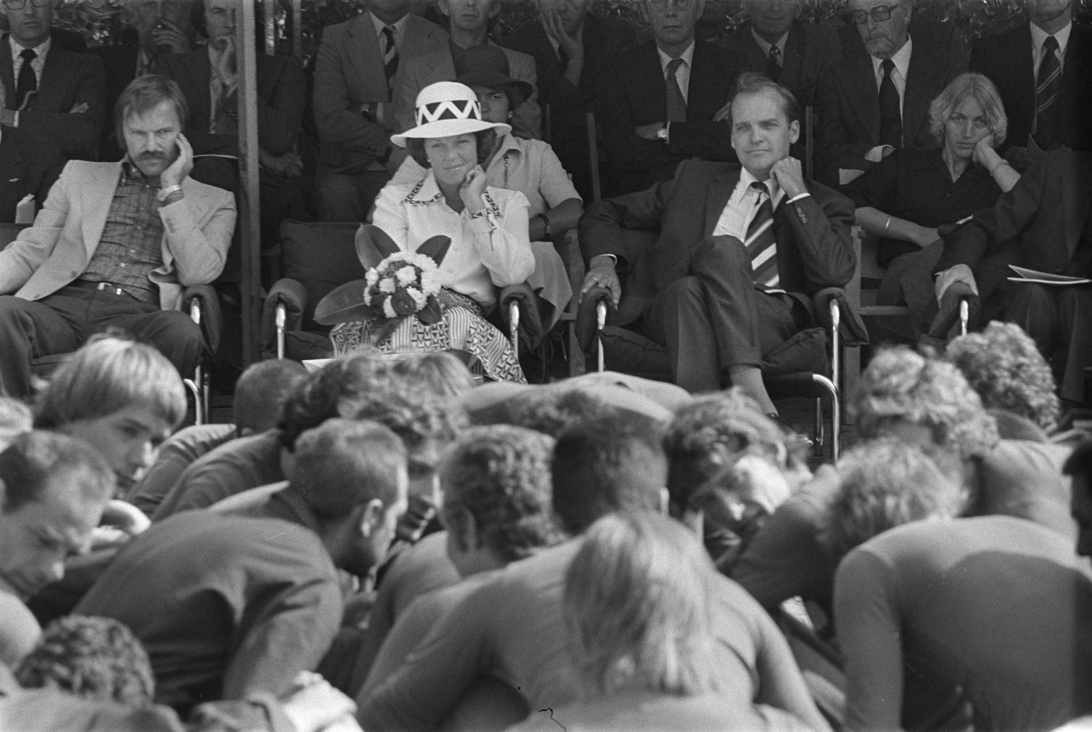 Fotocollectie Anefo — Prinses Beatrix opent nieuwbouw Emiliehoeve in Den Haag Prinses Beatrix in gesprek met bewoners — Foto: Bogaerts, Rob / Anefo. Licentie: Set B: Rechtenvrij / Publiek Domein. Bron: Nationaal Archief. http://hdl.handle.net/10648/ac8aacc8-d0b4-102d-bcf8-003048976d84