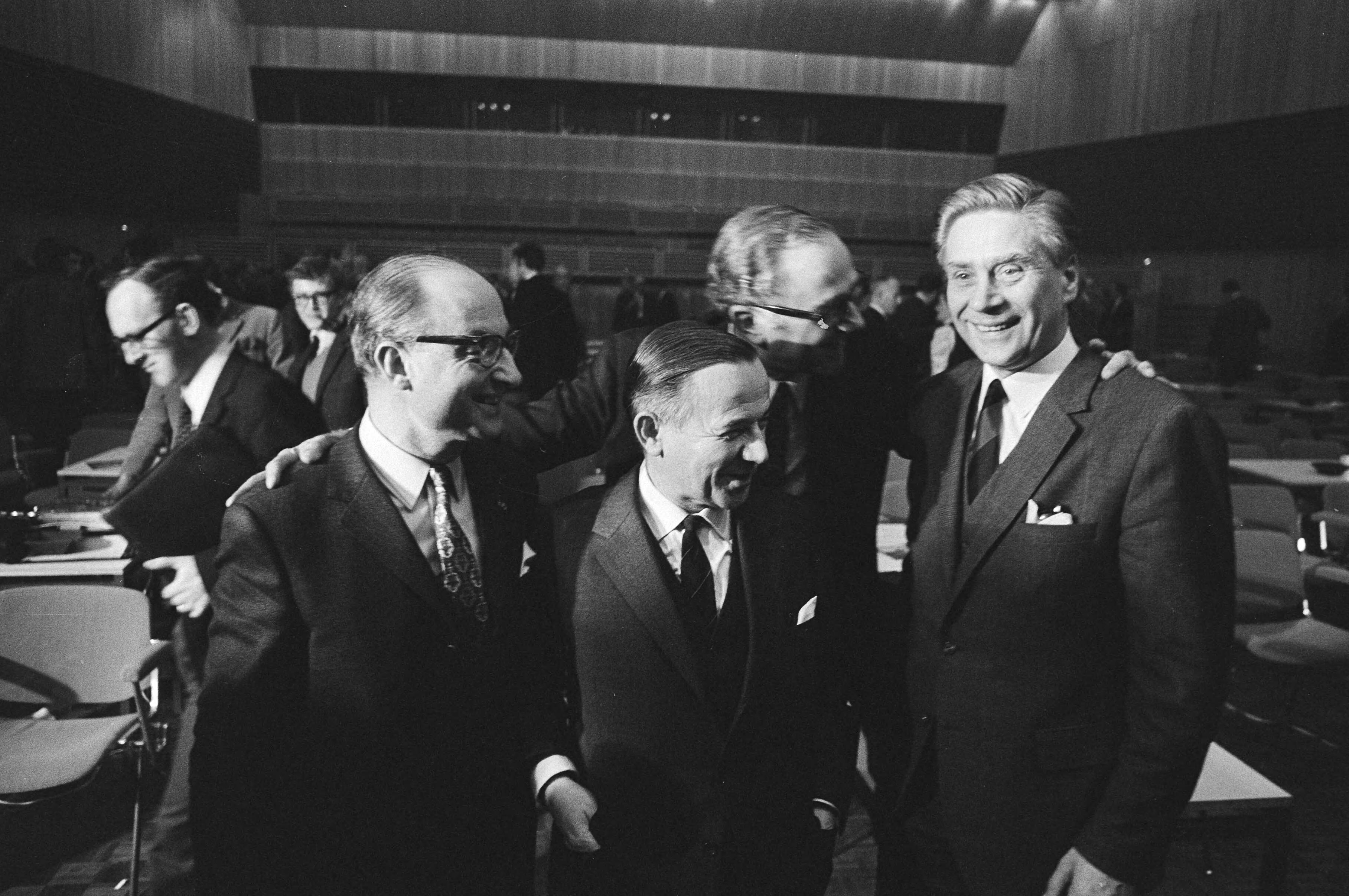 Fotocollectie Anefo — KVP-vergadering over gemeenschappelijk urgentieprogramma met CHU en ARP, Breda — Foto: Verhoeff, Bert / Anefo. Licentie: Set B: Rechtenvrij / Publiek Domein. Bron: Nationaal Archief. http://hdl.handle.net/10648/abacf4d2-d0b4-102d-bcf8-003048976d84