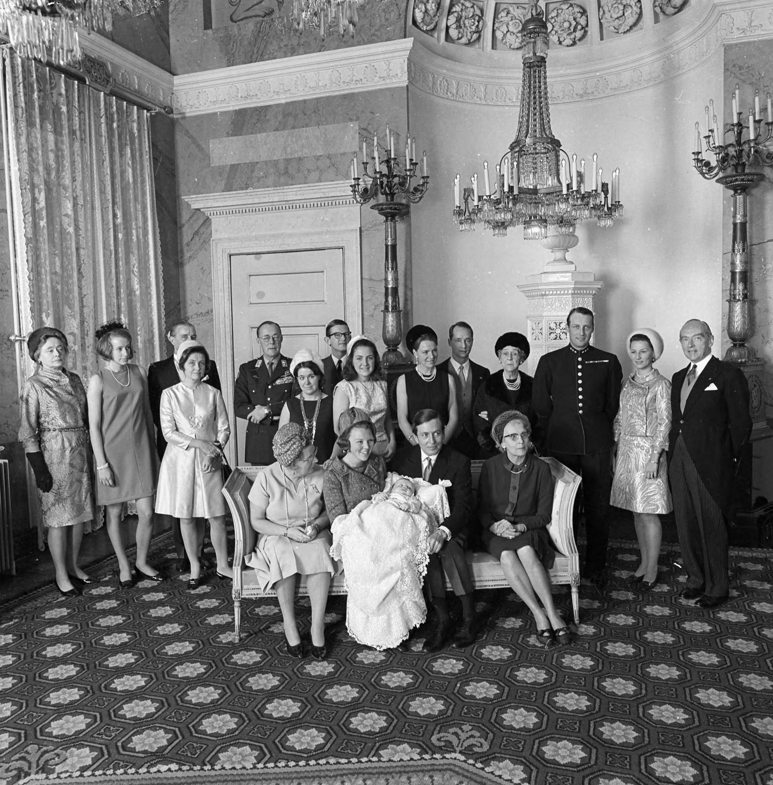 Fotocollectie RVD / Koninklijk Huis — Doop prins Johan Friso. Foto met familie en doopgetuigen: o.a. koningin Juliana, prins Bernhard, prinses Armgard, Gösta von Amsberg, prinses Beatrix, prins Claus, prinses Irene, prins Carlos, prinses Margriet, mr. Pieter van Vollenhoven, prinses Christina, kroonprins Harald van Noorwegen, prinses Sonja van Noorwegen, Christina von Amsberg, Johan Christian Baron von Jenisch en dr. J.H. van Royen in paleis Soestdijk, zaterdag 28 december 1968 — Foto: Koot, Max / RVD. Licentie: Set B: Rechtenvrij / Publiek Domein. Bron: Nationaal Archief. http://hdl.handle.net/10648/afb48fea-d0b4-102d-bcf8-003048976d84