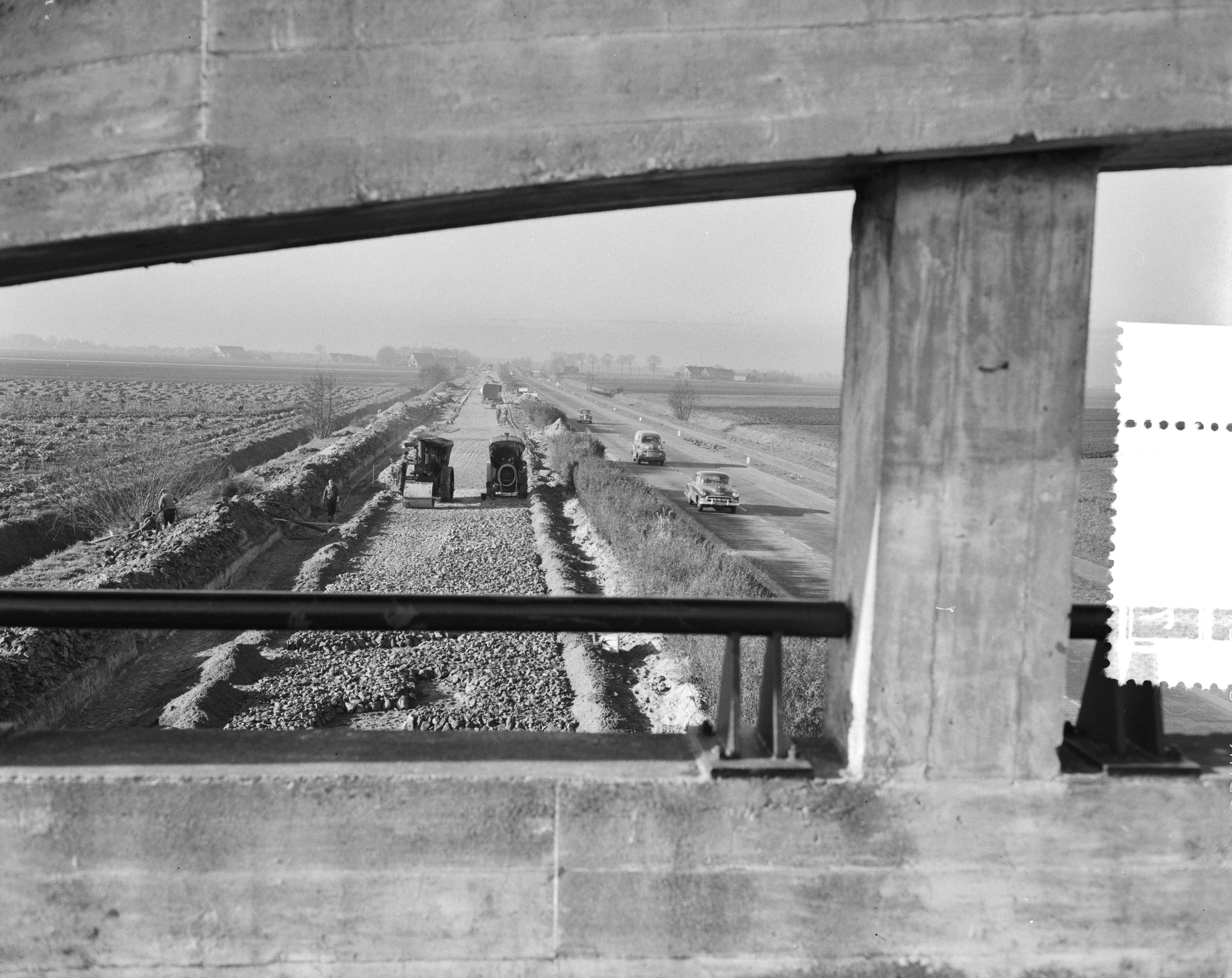 Fotocollectie Anefo — Rijksweg 4 Den Haag-Amsterdam wordt vernieuwd. 2900 meter reparatie bij Abbenes — Foto: Duinen, G.W. van / Anefo. Licentie: Set B: Rechtenvrij / Publiek Domein. Bron: Nationaal Archief. http://hdl.handle.net/10648/a93f3386-d0b4-102d-bcf8-003048976d84