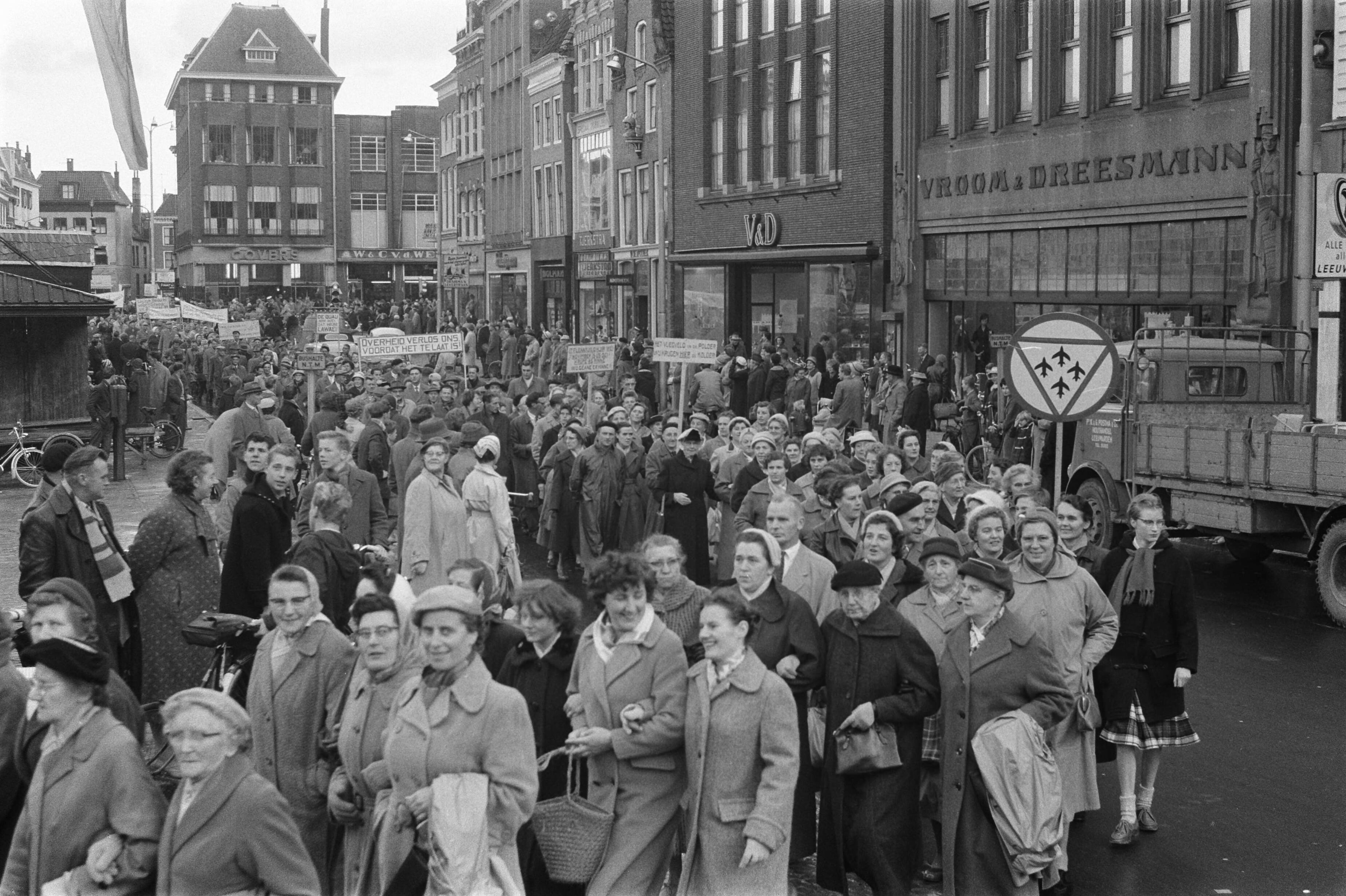 Fotocollectie Anefo — Protestdemonstratie tegen uitbreiding basis Leeuwarden. Protesterende bevolking voor het provinciehuis — Foto: Pot, Harry / Anefo. Licentie: Set B: Rechtenvrij / Publiek Domein. Bron: Nationaal Archief. http://hdl.handle.net/10648/a9be01fc-d0b4-102d-bcf8-003048976d84