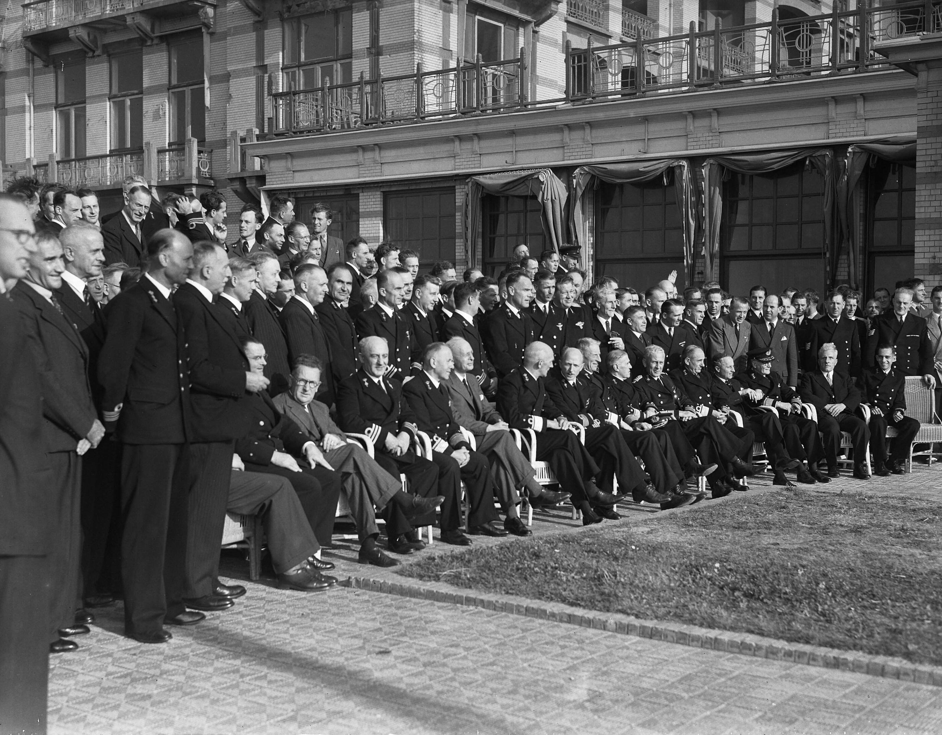 Fotocollectie Anefo — Herdenking 30-jarig bestaan MLD (Marine Luchtvaartdienst) in de Grote Kerk te Den Haag — Foto: Noske, J.D. / Anefo. Licentie: Set B: Rechtenvrij / Publiek Domein. Bron: Nationaal Archief. http://hdl.handle.net/10648/a8adc9be-d0b4-102d-bcf8-003048976d84