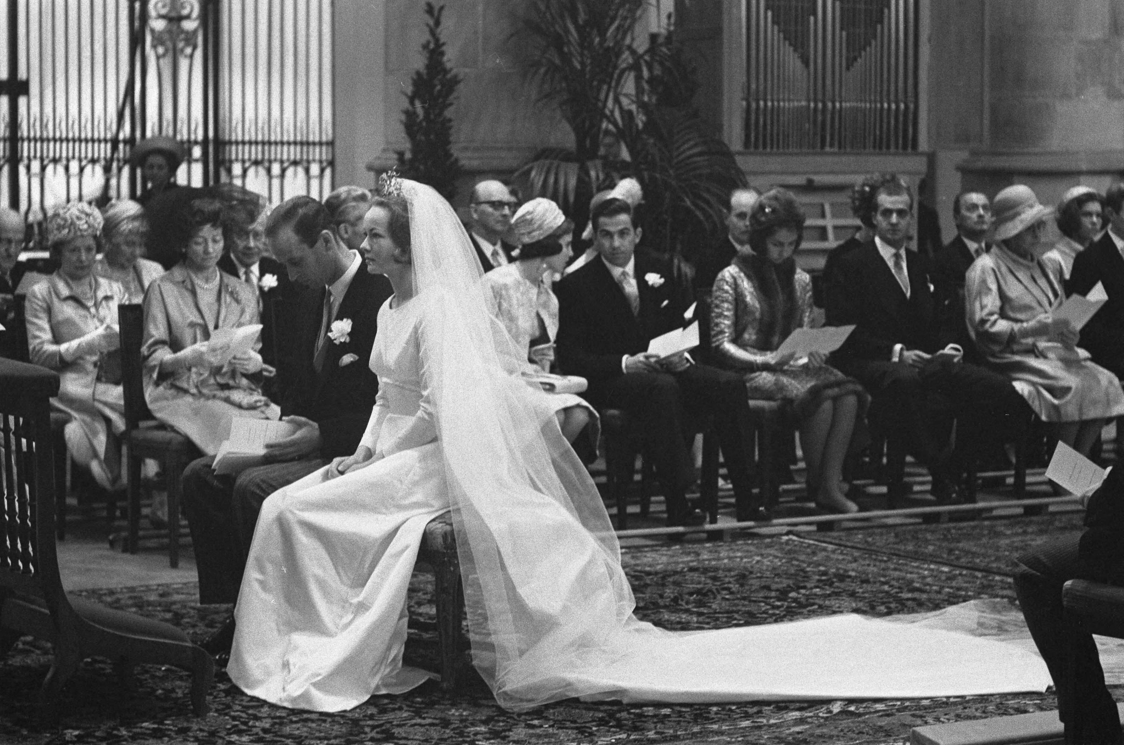 Huwelijk prins Karl von Hessen en gravin Yvonne Szapary in Den Haag — Het bruidspaar in de kerk — Foto: Fotograaf Onbekend / Anefo. Licentie: Set B: Rechtenvrij / Publiek Domein. Bron: Nationaal Archief. http://hdl.handle.net/10648/aae5f904-d0b4-102d-bcf8-003048976d84