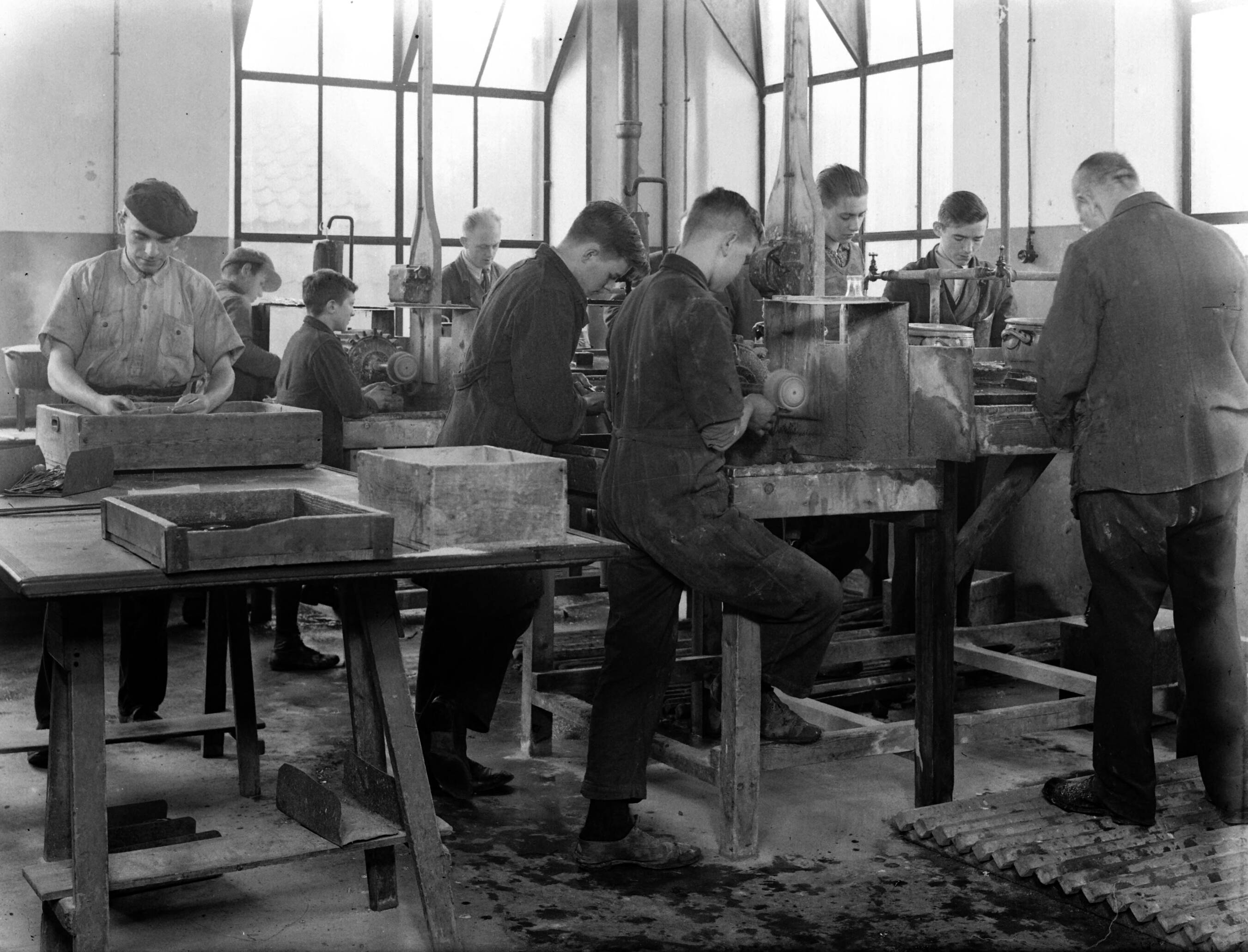 Productfoto's; zilverwerk — Met de hand of met machines nabewerken bij de fa. Gerritsen & Van Kempen in Zeist — Foto: Poll, Willem van de. Licentie: Set B: Rechtenvrij / Publiek Domein. Bron: Nationaal Archief. http://hdl.handle.net/10648/ae9e4786-d0b4-102d-bcf8-003048976d84