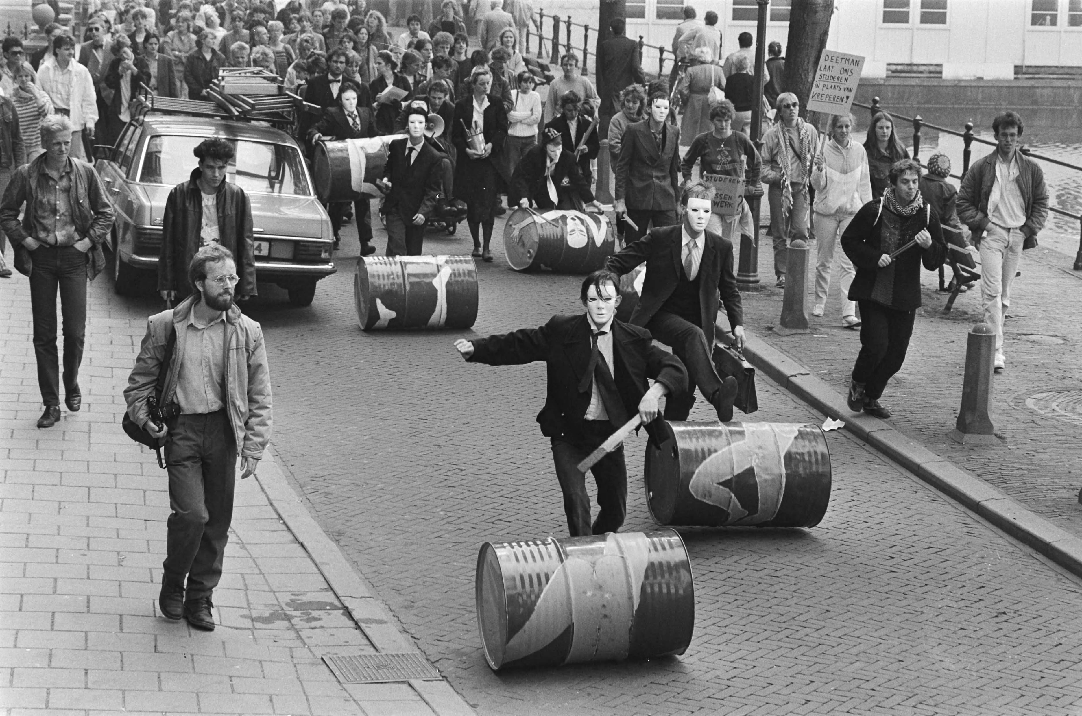 Fotocollectie Anefo — Demonstratie studenten tegen plannen nieuwe studiefinanciering; studenten in Den Haag in demonstratieve optocht — Foto: Vollebregt, Sjakkelien / Anefo. Licentie: Set B: Rechtenvrij / Publiek Domein. Bron: Nationaal Archief. http://hdl.handle.net/10648/ad468222-d0b4-102d-bcf8-003048976d84