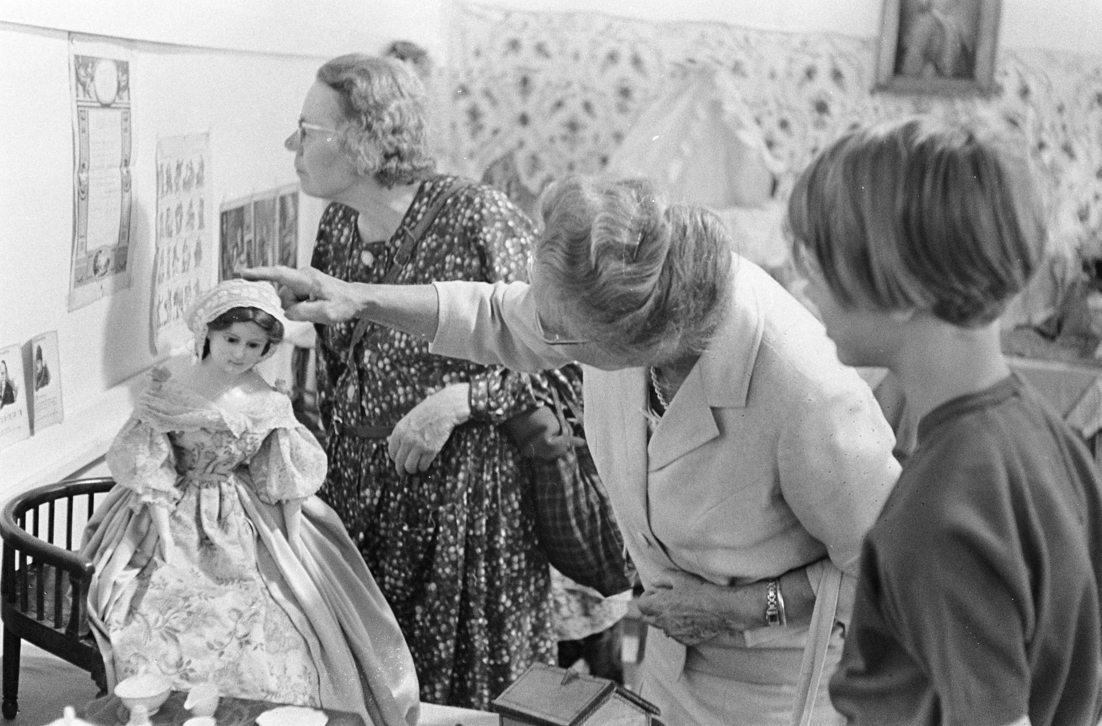 Fotocollectie Anefo — Tentoonstelling Antieke trant in Kinderland te Den Haag , oma en kleinkind bekijken speelgoed — Foto: Voets, Jan / Anefo. Licentie: Set B: Rechtenvrij / Publiek Domein. Bron: Nationaal Archief. http://hdl.handle.net/10648/aaf6adee-d0b4-102d-bcf8-003048976d84