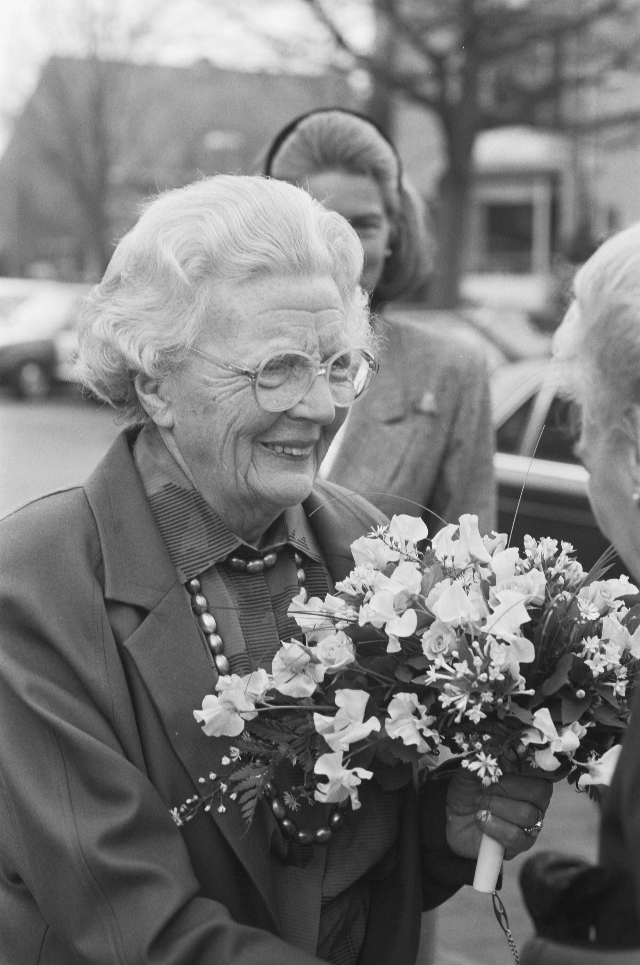 Fotocollectie Anefo — Prinses Juliana bij opening verzorgingshuis in Hilversum close — Foto: Croes, Rob C. / Anefo. Licentie: Set B: Rechtenvrij / Publiek Domein. Bron: Nationaal Archief. http://hdl.handle.net/10648/ad6a2948-d0b4-102d-bcf8-003048976d84