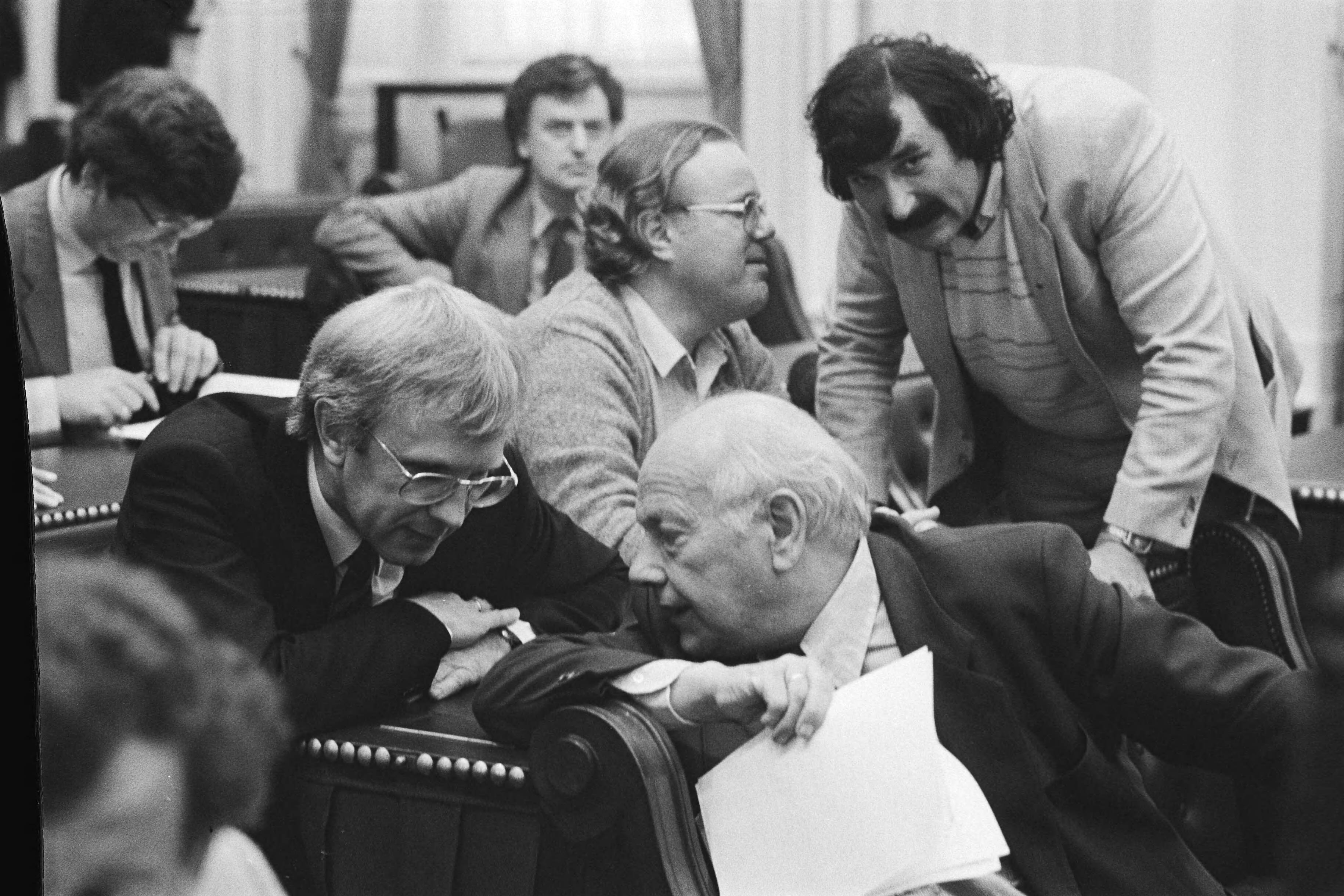 Debat in de Tweede Kamer over het aanwijzen van Woensdrecht voor de plaatsing van kruisraketten — Overleg binnen de PvdA-fractie; dhr. Stemerdink (l) en dhr. den Uyl (r), rechts achter hem Harry van den Bergh — Foto: Croes, Rob C. / Anefo. Licentie: Set B: Rechtenvrij / Publiek Domein. Bron: Nationaal Archief. http://hdl.handle.net/10648/ad2b4246-d0b4-102d-bcf8-003048976d84