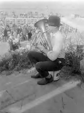 Fotocollectie Anefo — Drukte aan het strand te Zandvoort i.v.m. het mooie weer. Muzikant met tuba en bolhoed — Foto: Pot, Harry / Anefo. Licentie: Set B: Rechtenvrij / Publiek Domein. Bron: Nationaal Archief. http://hdl.handle.net/10648/a98ead62-d0b4-102d-bcf8-003048976d84