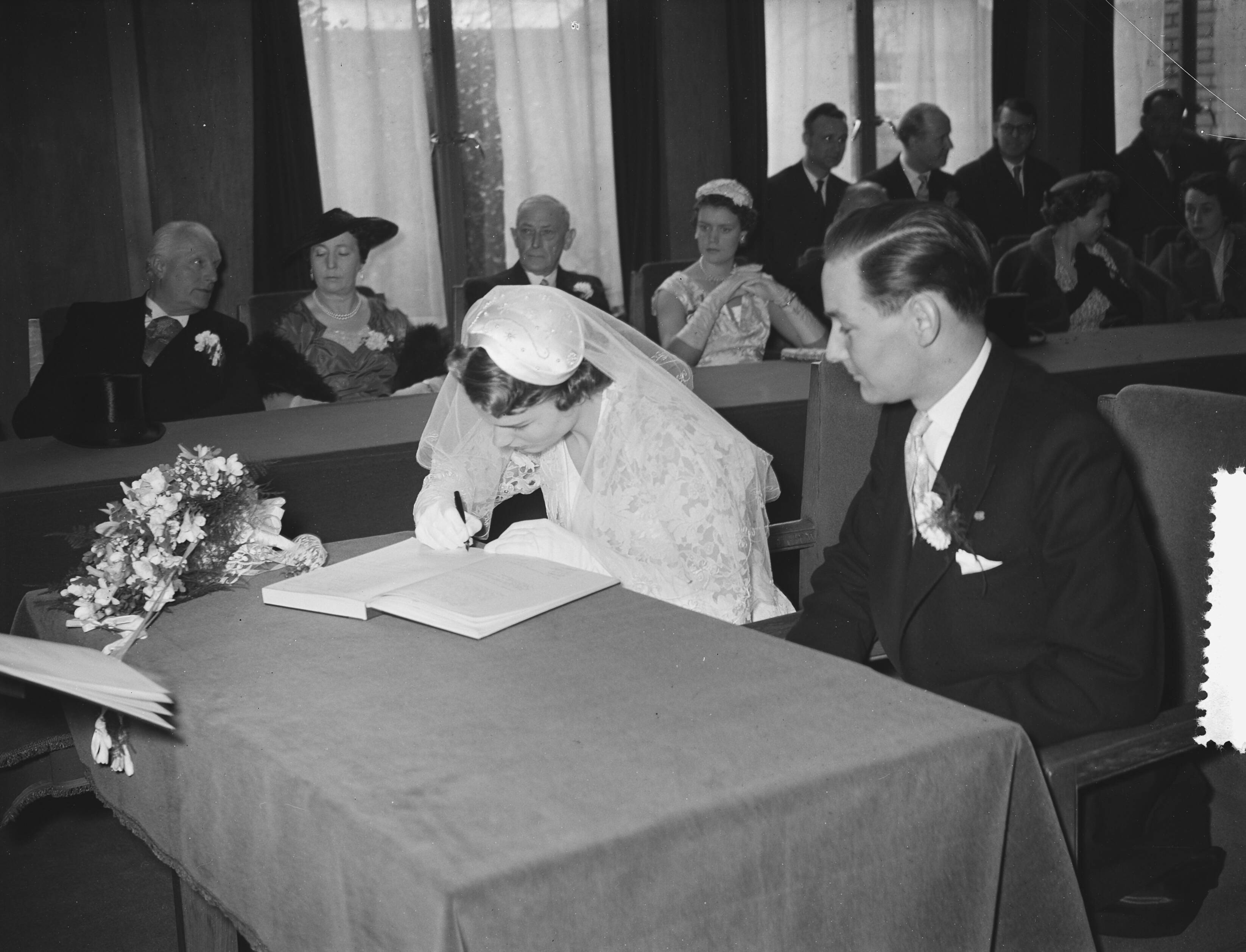 Huwelijk van tennisster Fenny ten Bosch met mr. J. F. A. de Soet — Foto: Bilsen, Joop van / Anefo. — Licentie: Set B: Rechtenvrij / Publiek Domein. Bron: Nationaal Archief. http://hdl.handle.net/10648/a943eef8-d0b4-102d-bcf8-003048976d84