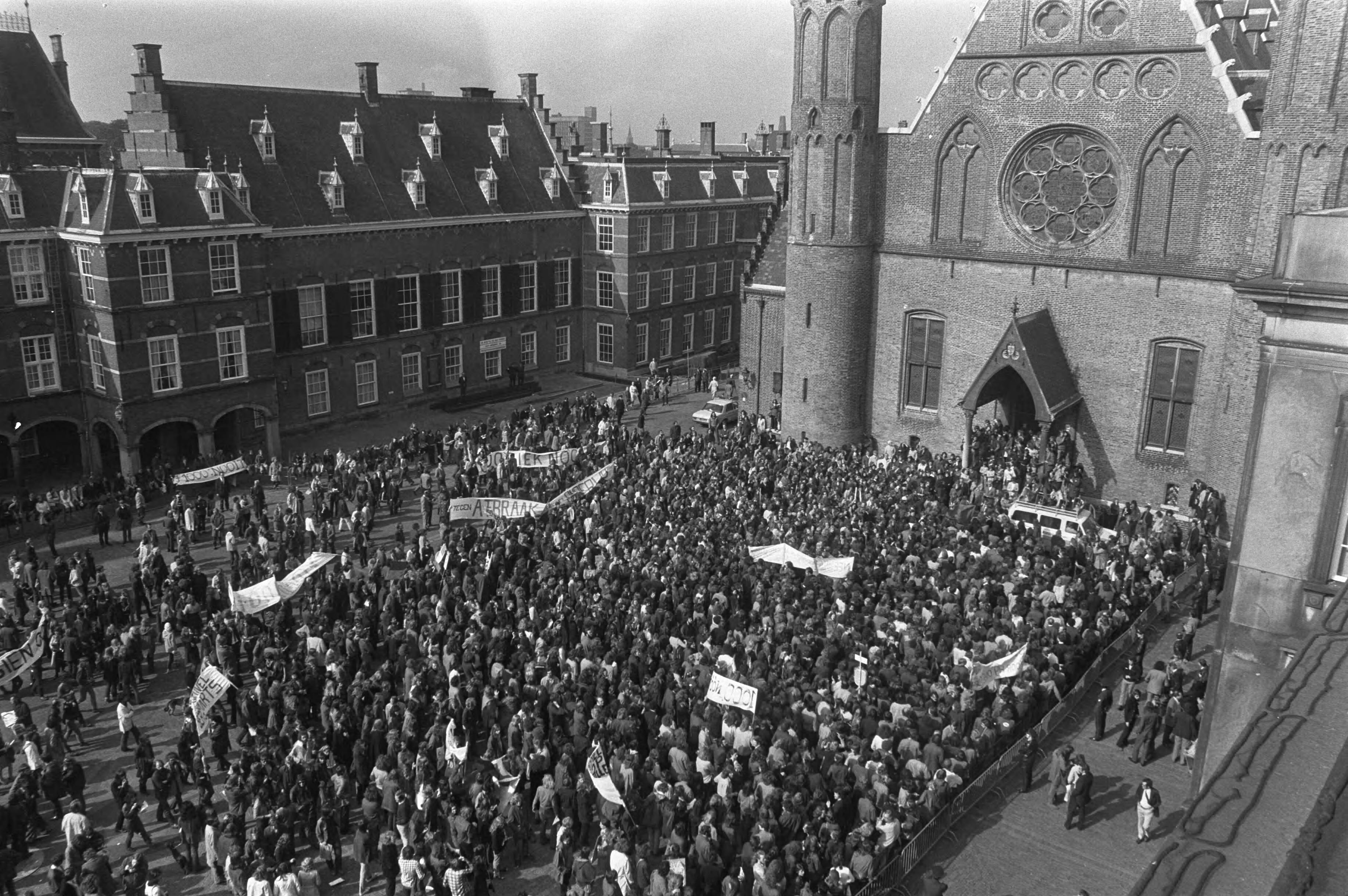 Betoging tegen het onderwijsbeleid van de regering — Betogers op het Binnenhof in Den Haag o.a. tegen de voorgenomen verhoging van het collegegeld naar 1000 gulden — Foto: Fotograaf Onbekend / Anefo. Licentie: Set B: Rechtenvrij / Publiek Domein. Bron: Nationaal Archief. http://hdl.handle.net/10648/abeadd06-d0b4-102d-bcf8-003048976d84