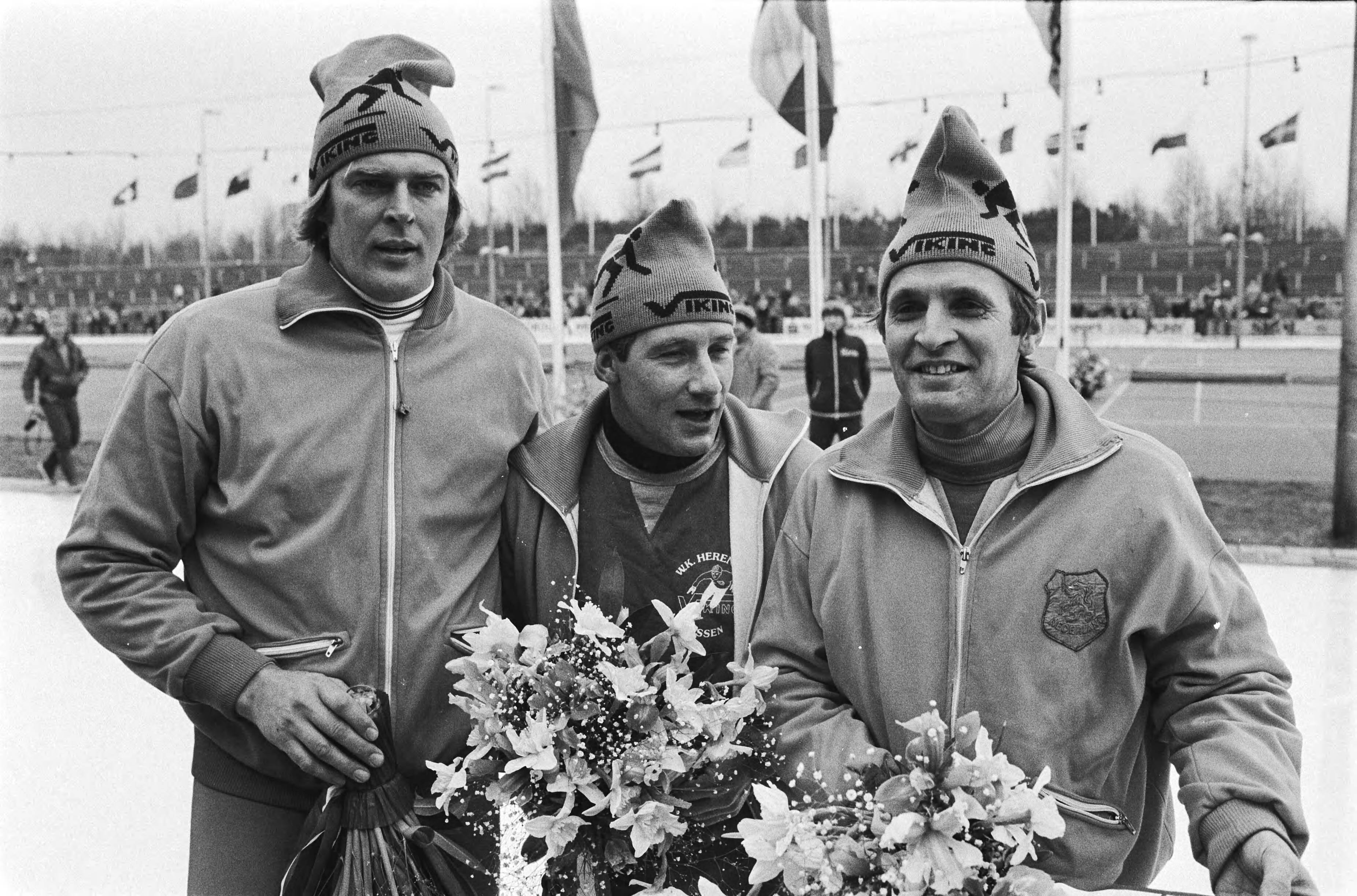 Fotocollectie Anefo — Schaatswedstrijden op de Uithof in Den Haag ter gelegenheid van 100-jarig bestaan KNSB Schenk, Verkerk en Bols met bloemen — Foto: Antonisse, Marcel / Anefo. Licentie: Set B: Rechtenvrij / Publiek Domein. Bron: Nationaal Archief. http://hdl.handle.net/10648/ad115426-d0b4-102d-bcf8-003048976d84