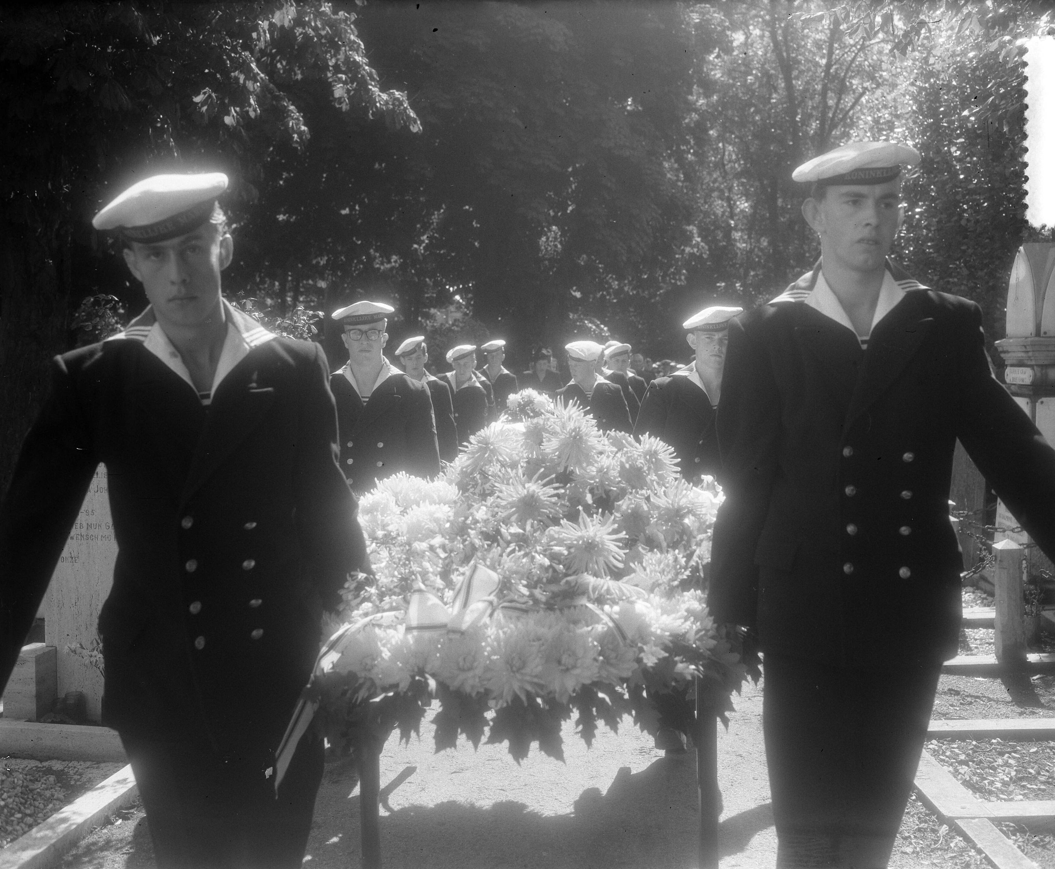 Marine begrafenis van hofmeester Tweede Klasse W. Kappers te Den Haag — Foto: Duinen, H. van / Anefo. — Licentie: Set B: Rechtenvrij / Publiek Domein. Bron: Nationaal Archief. http://hdl.handle.net/10648/a8eed2d8-d0b4-102d-bcf8-003048976d84