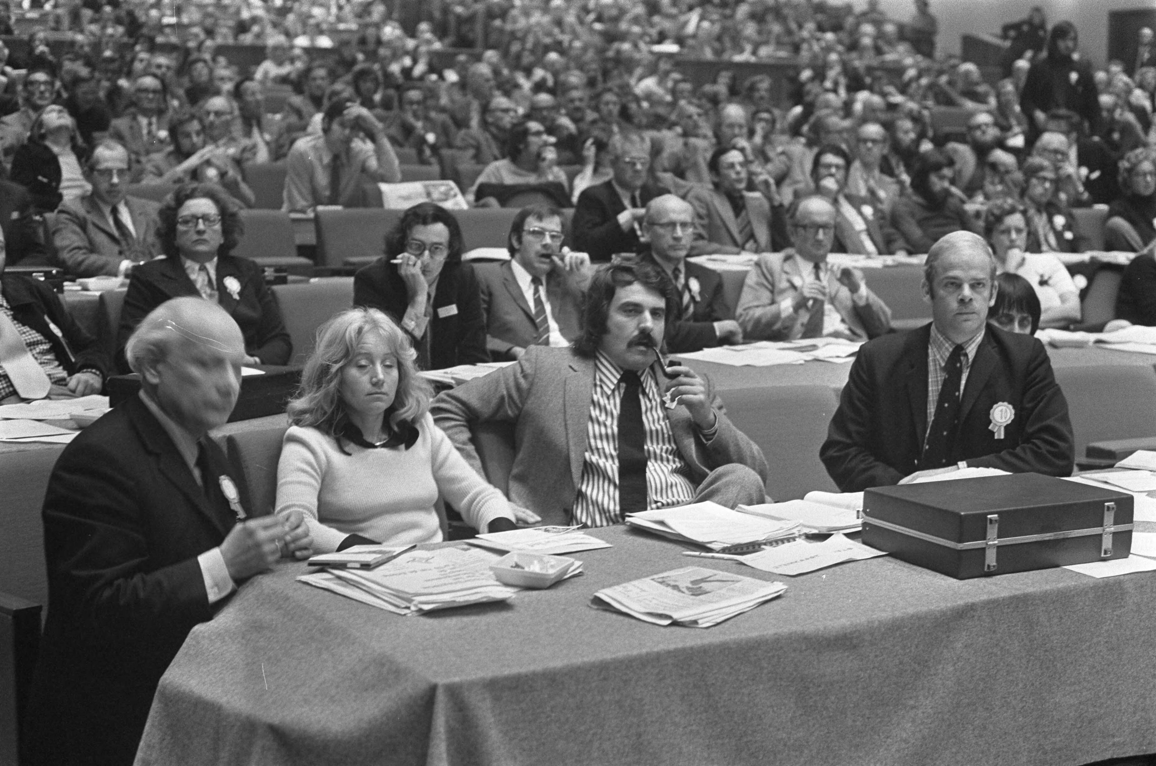 Fotocollectie Anefo — PvdA-congres in Den Haag , Van der Louw en Den Uyl — Foto: Verhoeff, Bert / Anefo. Licentie: Set B: Rechtenvrij / Publiek Domein. Bron: Nationaal Archief. http://hdl.handle.net/10648/abf8608e-d0b4-102d-bcf8-003048976d84