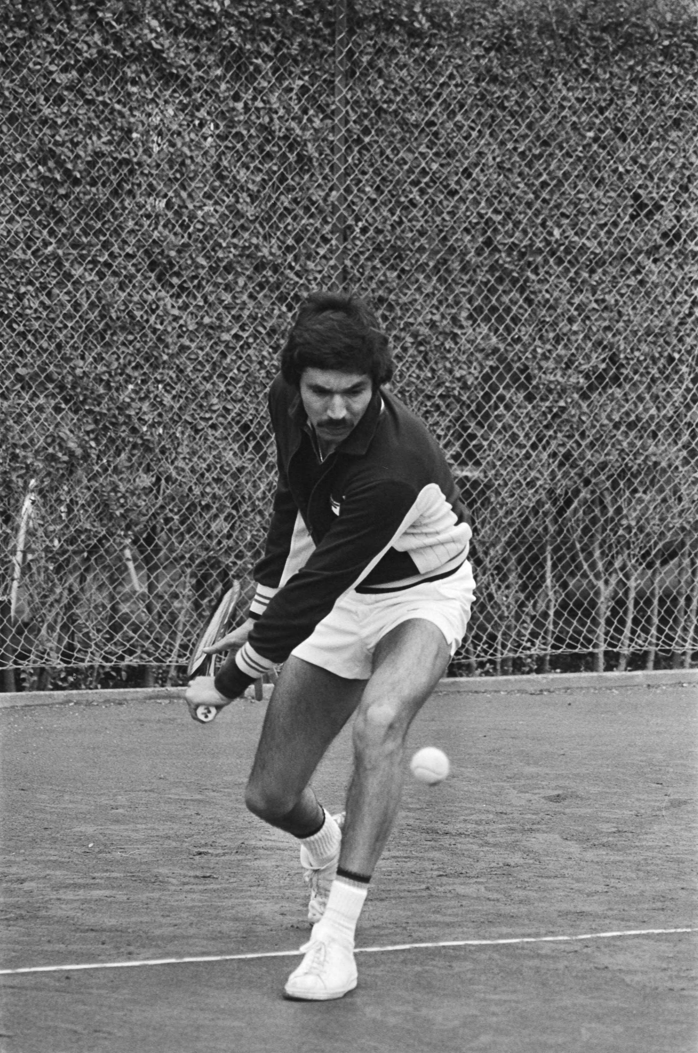 Fotocollectie Anefo — Nationale tenniskampioenschappen in Scheveningen (METS); Rolf Thun in actie — Foto: Peters, Hans / Anefo. Licentie: Set B: Rechtenvrij / Publiek Domein. Bron: Nationaal Archief. http://hdl.handle.net/10648/aca0c3f0-d0b4-102d-bcf8-003048976d84