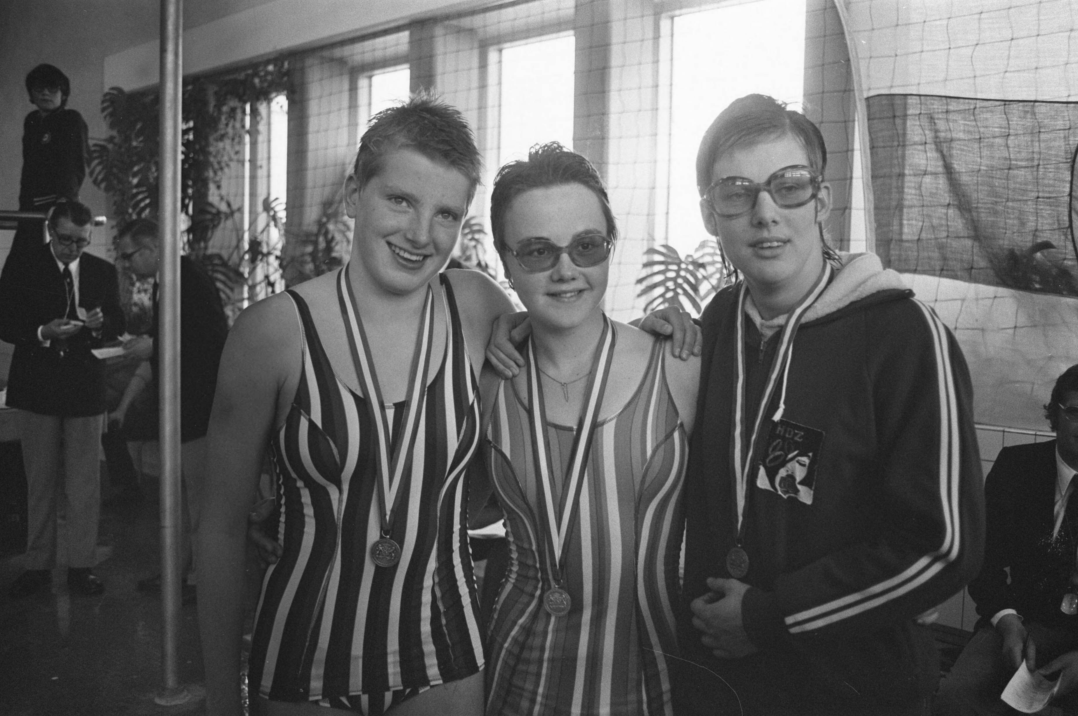 Fotocollectie Anefo — Nationale winterkampioenschappen zwemmen in Morgenstond te Den Haag, 15a Hansje Bunschoten, Hennie Benterman en Gerda Lassooy — Foto: Croes, Rob C. / Anefo. Licentie: Set B: Rechtenvrij / Publiek Domein. Bron: Nationaal Archief. http://hdl.handle.net/10648/abe63b84-d0b4-102d-bcf8-003048976d84