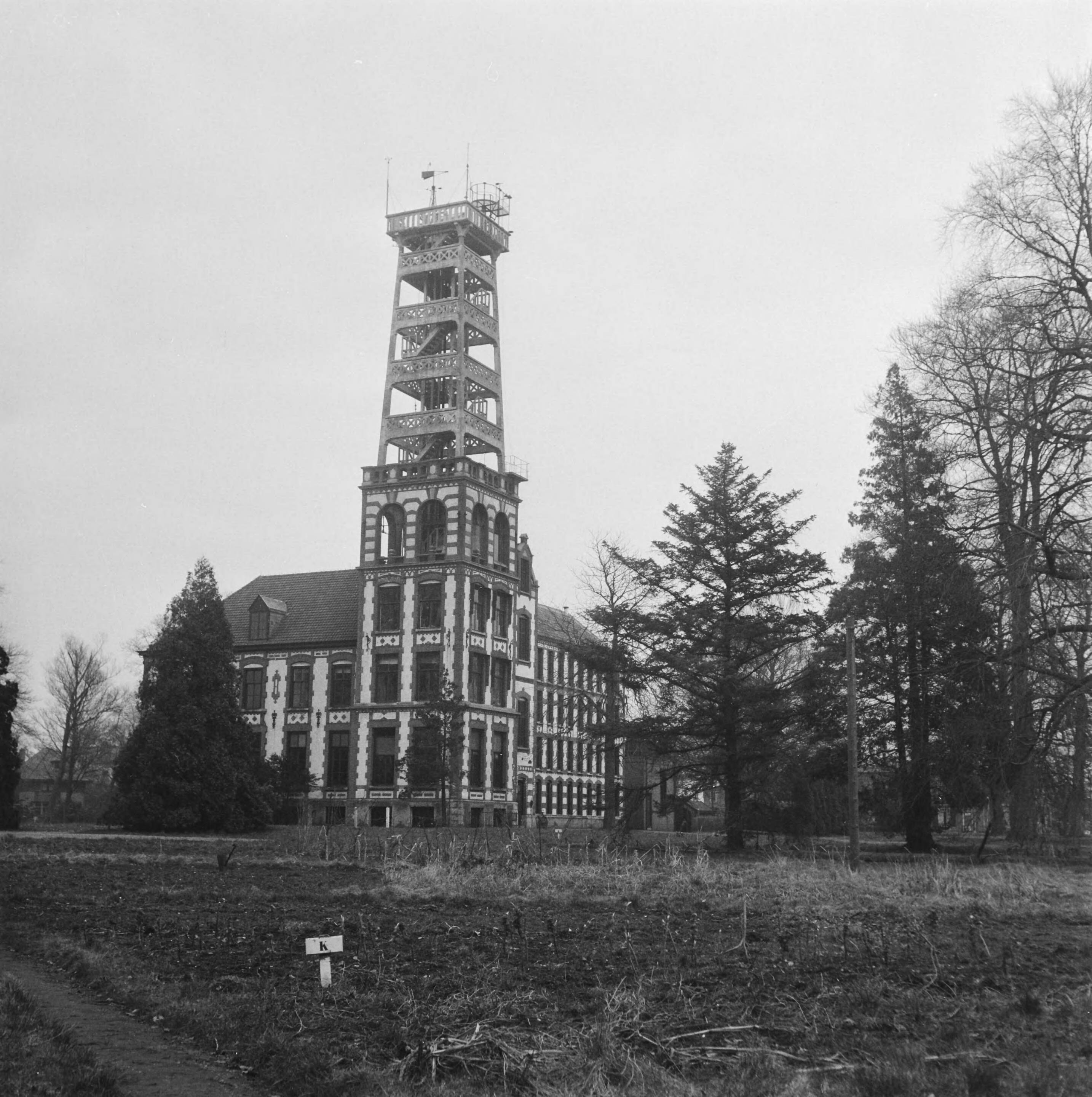 Fotocollectie Anefo — Meteorologisch Instituut te Den Bilt — Foto: Breijer, Charles / Anefo. Licentie: Set B: Rechtenvrij / Publiek Domein. Bron: Nationaal Archief. http://hdl.handle.net/10648/a89b1bac-d0b4-102d-bcf8-003048976d84