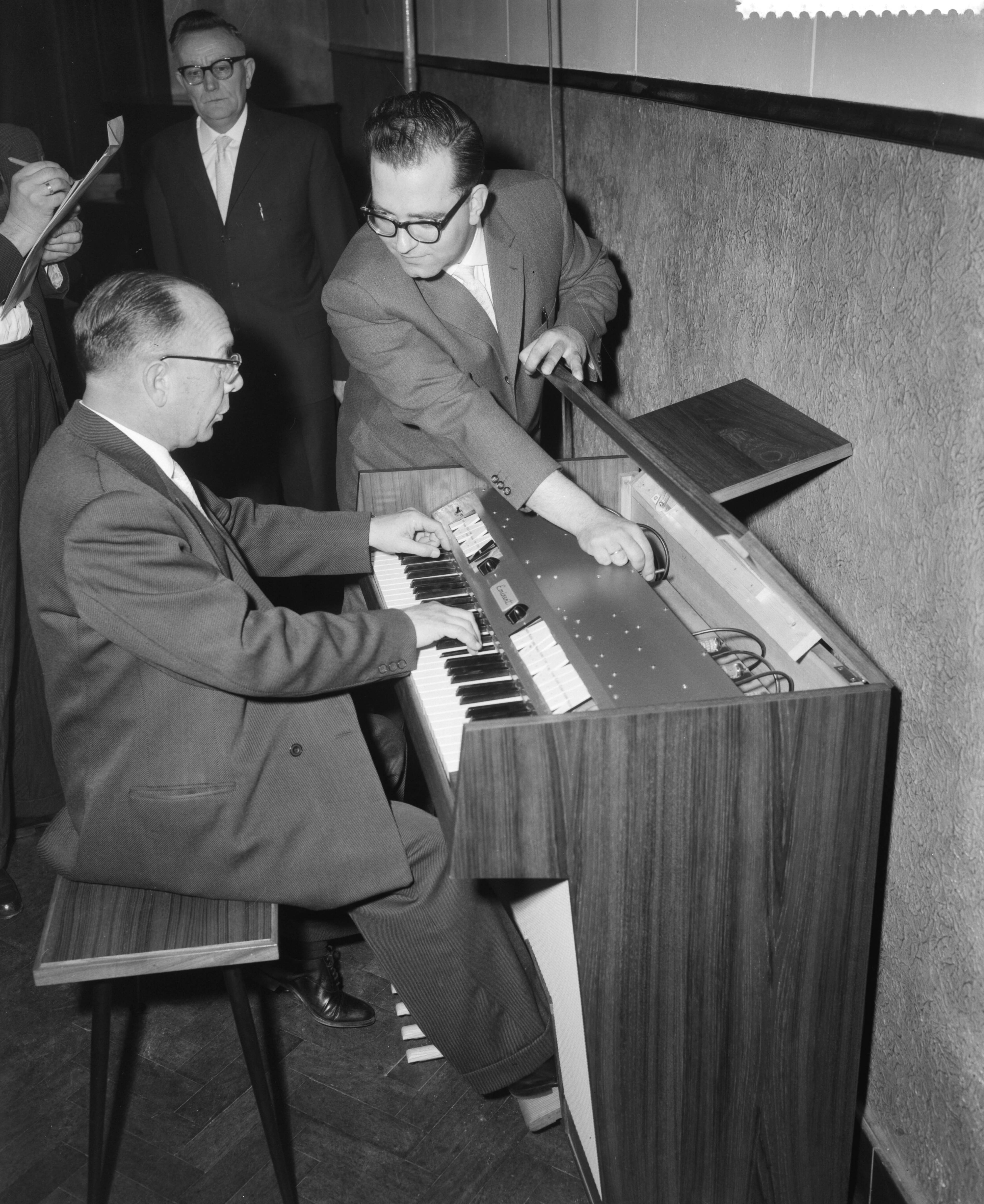 Fotocollectie Anefo — Demonstratie van nieuw elektronisch huisorgel te Bodegraven. Ontwerper Hans Versteegt geeft toelichting, terwijl Pierre Palla speelt — Foto: Behrens, Herbert F. / Anefo. Licentie: Set B: Rechtenvrij / Publiek Domein. Bron: Nationaal Archief. http://hdl.handle.net/10648/a9c10f28-d0b4-102d-bcf8-003048976d84