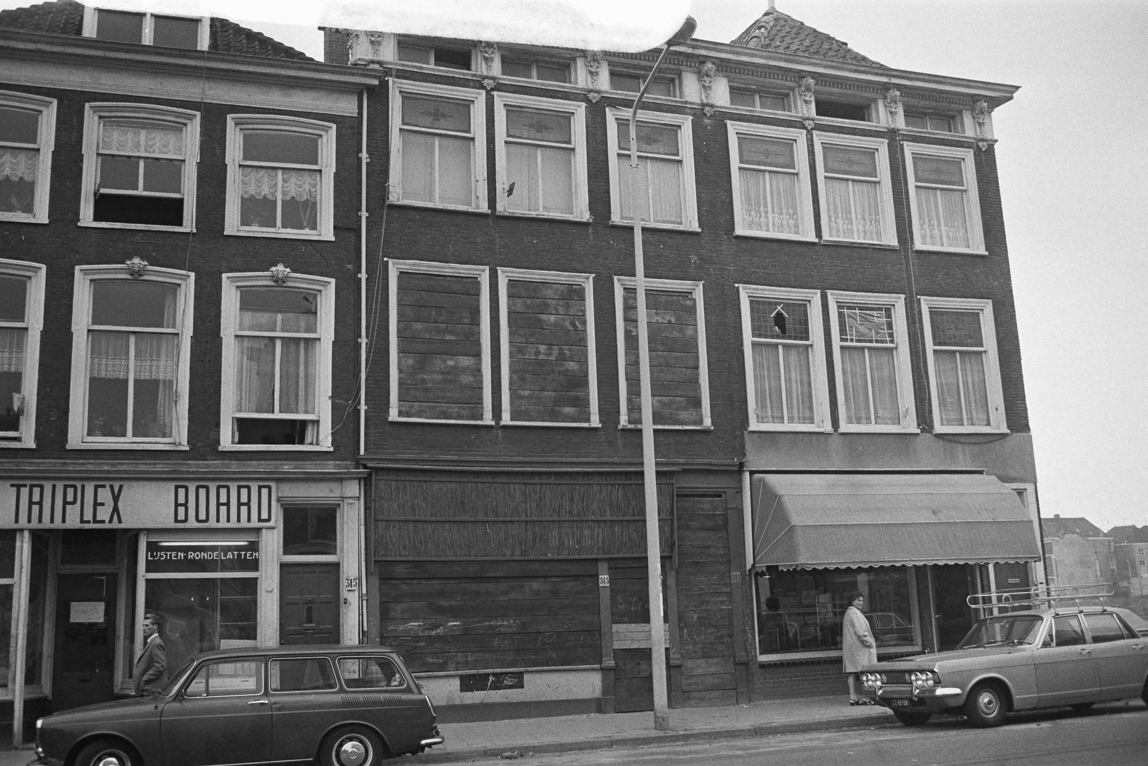 Fotocollectie Anefo — Afbraak woningen Schildersbuurt Den Haag — Foto: Peters, Hans / Anefo. Licentie: Set B: Rechtenvrij / Publiek Domein. Bron: Nationaal Archief. http://hdl.handle.net/10648/abd0dc94-d0b4-102d-bcf8-003048976d84