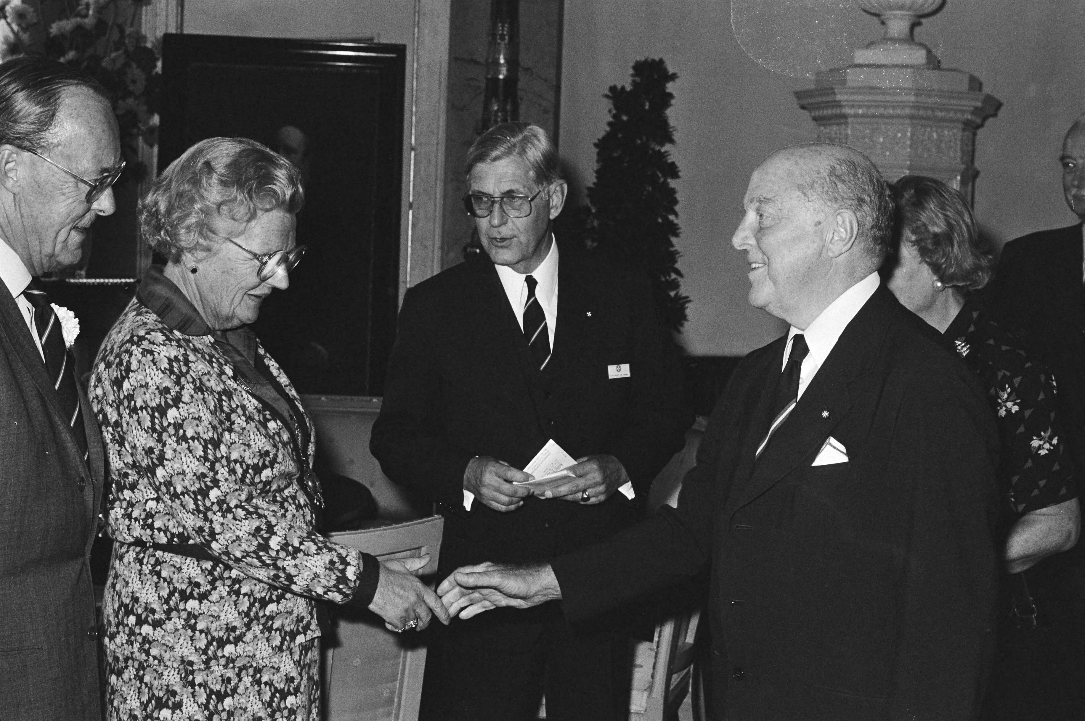 Koningin Juliana en Prins Bernhard ontvangen op paleis Soestdijk leden van de Johannieter Orde — Baarn|koninginnen |prinsen |audiënties |ridderorden|Juliana, koningin |Bernhard, prins|Utrecht(prov)|Johannieterorde |Paleis Soestdijk — Foto: Croes, Rob C. / Anefo. Licentie: Set B: Rechtenvrij / Publiek Domein. Bron: Nationaal Archief. http://hdl.handle.net/10648/acd1cef0-d0b4-102d-bcf8-003048976d84