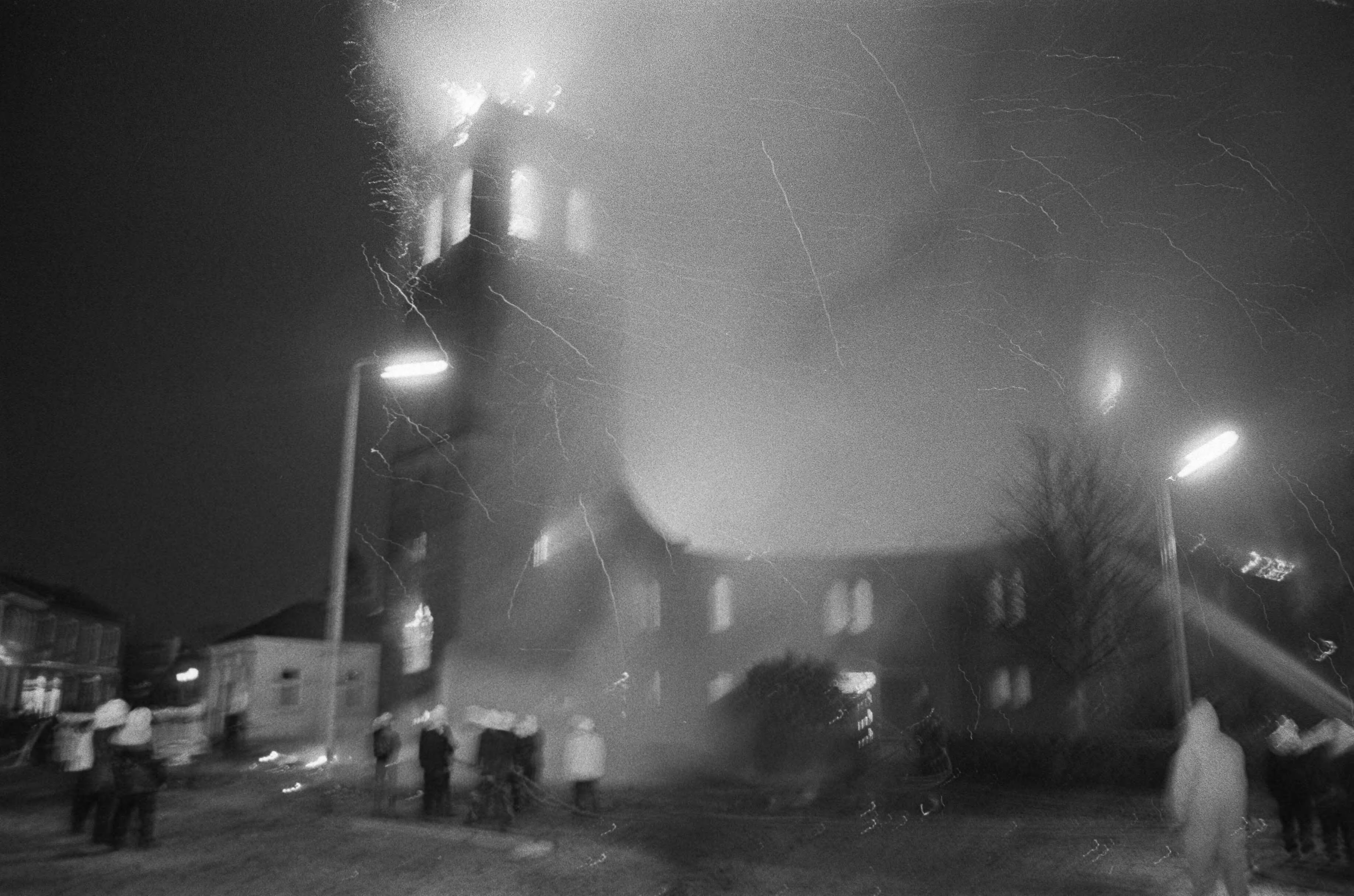 Fotocollectie Anefo — Brand in Grote Kerk , Hilversum — Foto: Mieremet, Rob / Anefo. Licentie: Set B: Rechtenvrij / Publiek Domein. Bron: Nationaal Archief. http://hdl.handle.net/10648/abd9e082-d0b4-102d-bcf8-003048976d84