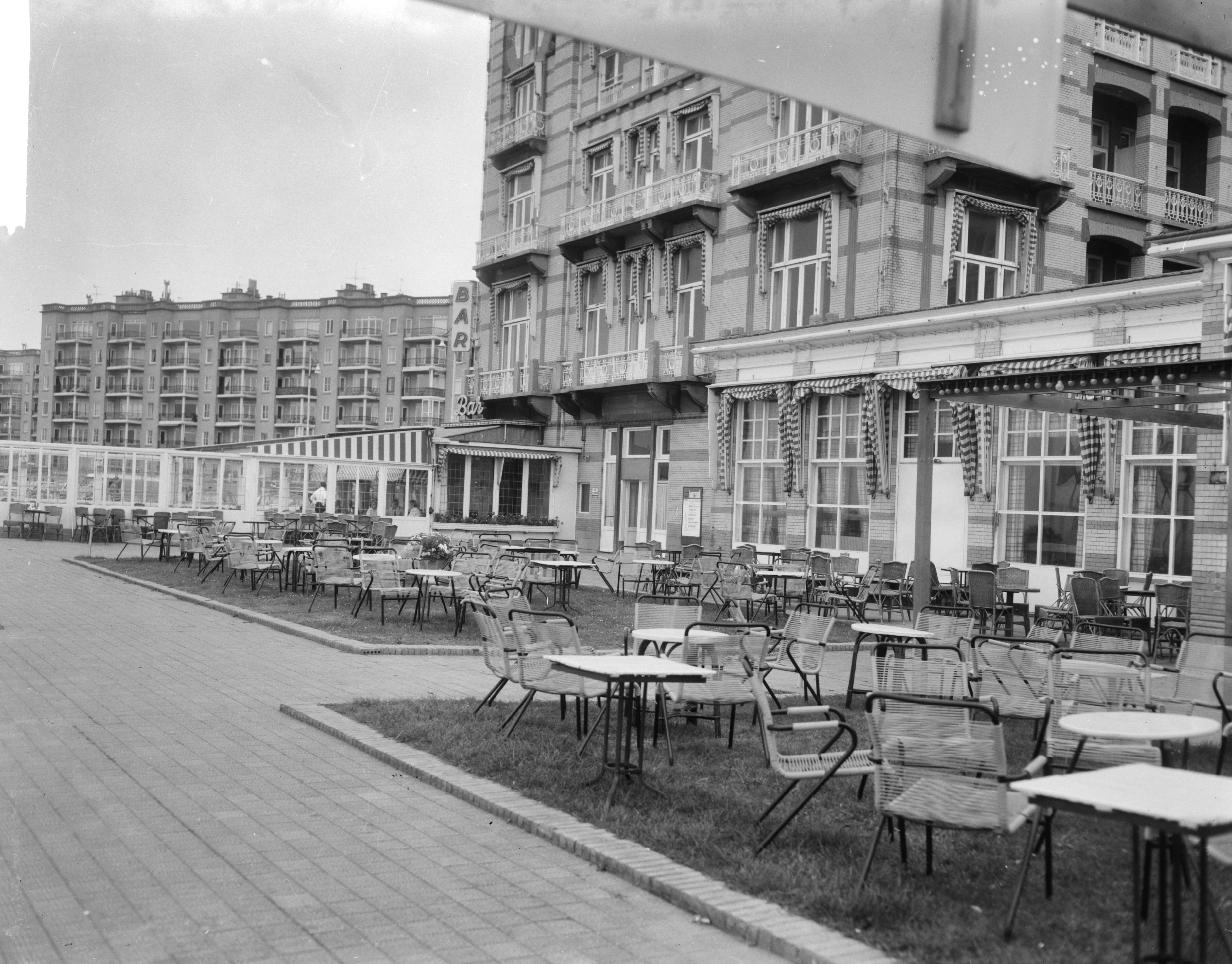 Fotocollectie Anefo — Scheveningen, verlaten terrasjes — Foto: Bilsen, Joop van / Anefo. Licentie: Set B: Rechtenvrij / Publiek Domein. Bron: Nationaal Archief. http://hdl.handle.net/10648/aabf9854-d0b4-102d-bcf8-003048976d84