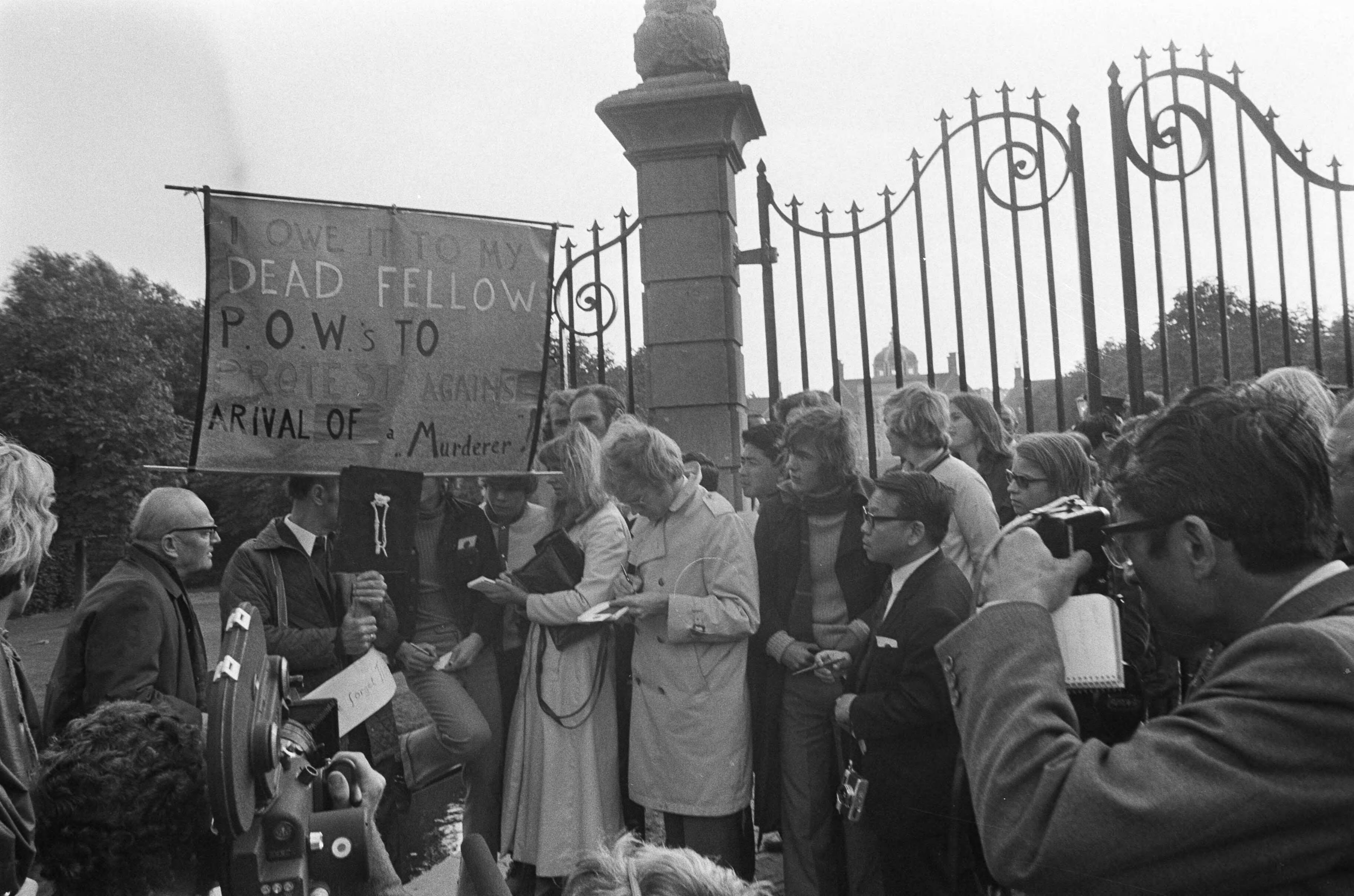 Fotocollectie Anefo — Keizer Hirohito en echtgenote op trappen van Paleis Huis ten Bosch , Den Haag — Foto: Mieremet, Rob / Anefo. Licentie: Set B: Rechtenvrij / Publiek Domein. Bron: Nationaal Archief. http://hdl.handle.net/10648/abd25862-d0b4-102d-bcf8-003048976d84