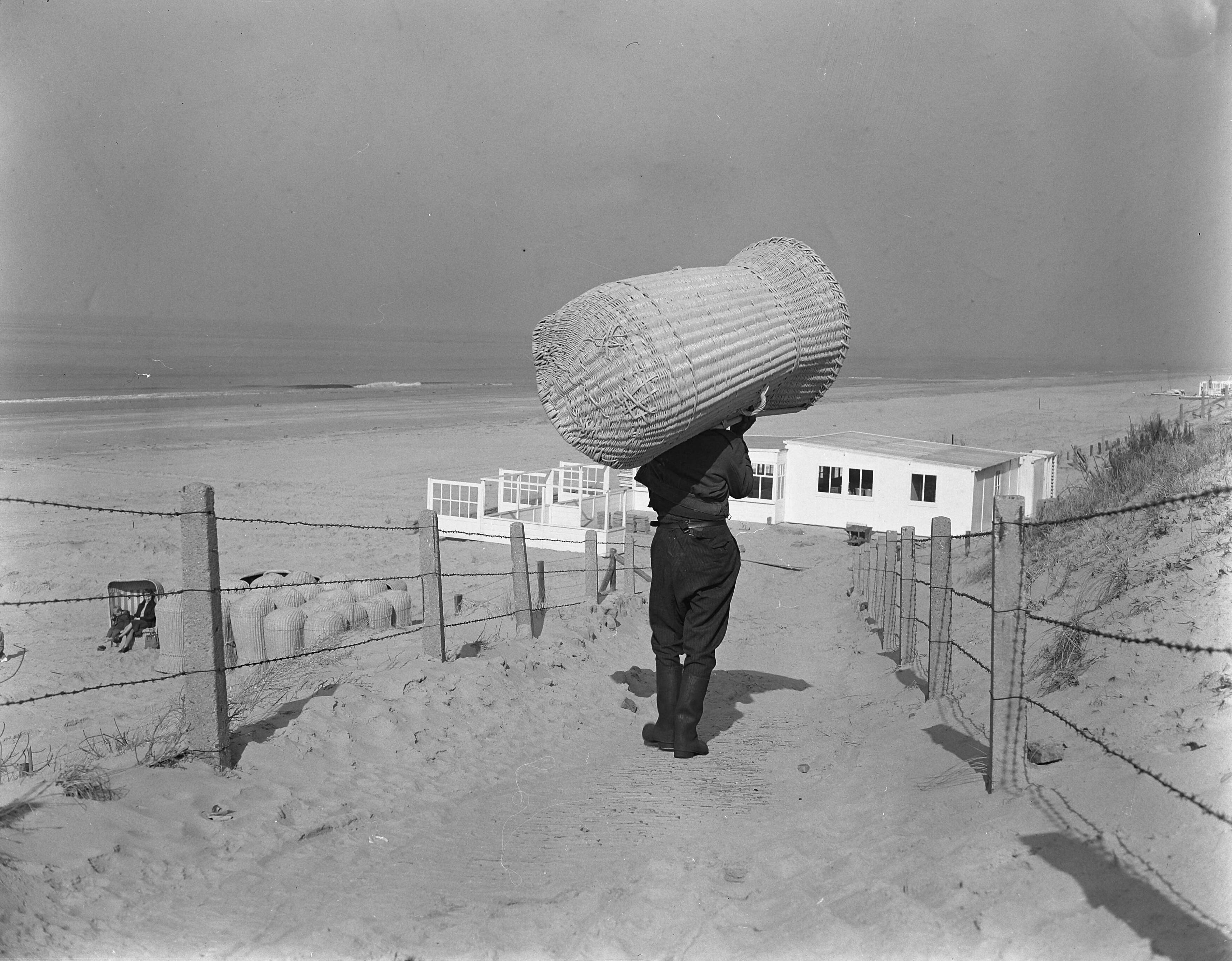 Fotocollectie Anefo — Zandvoort, het strandleven herleeft. Uitzetten huisjes en strandstoelen — Foto: Pot, Harry / Anefo. Licentie: Set B: Rechtenvrij / Publiek Domein. Bron: Nationaal Archief. http://hdl.handle.net/10648/a9443f3e-d0b4-102d-bcf8-003048976d84