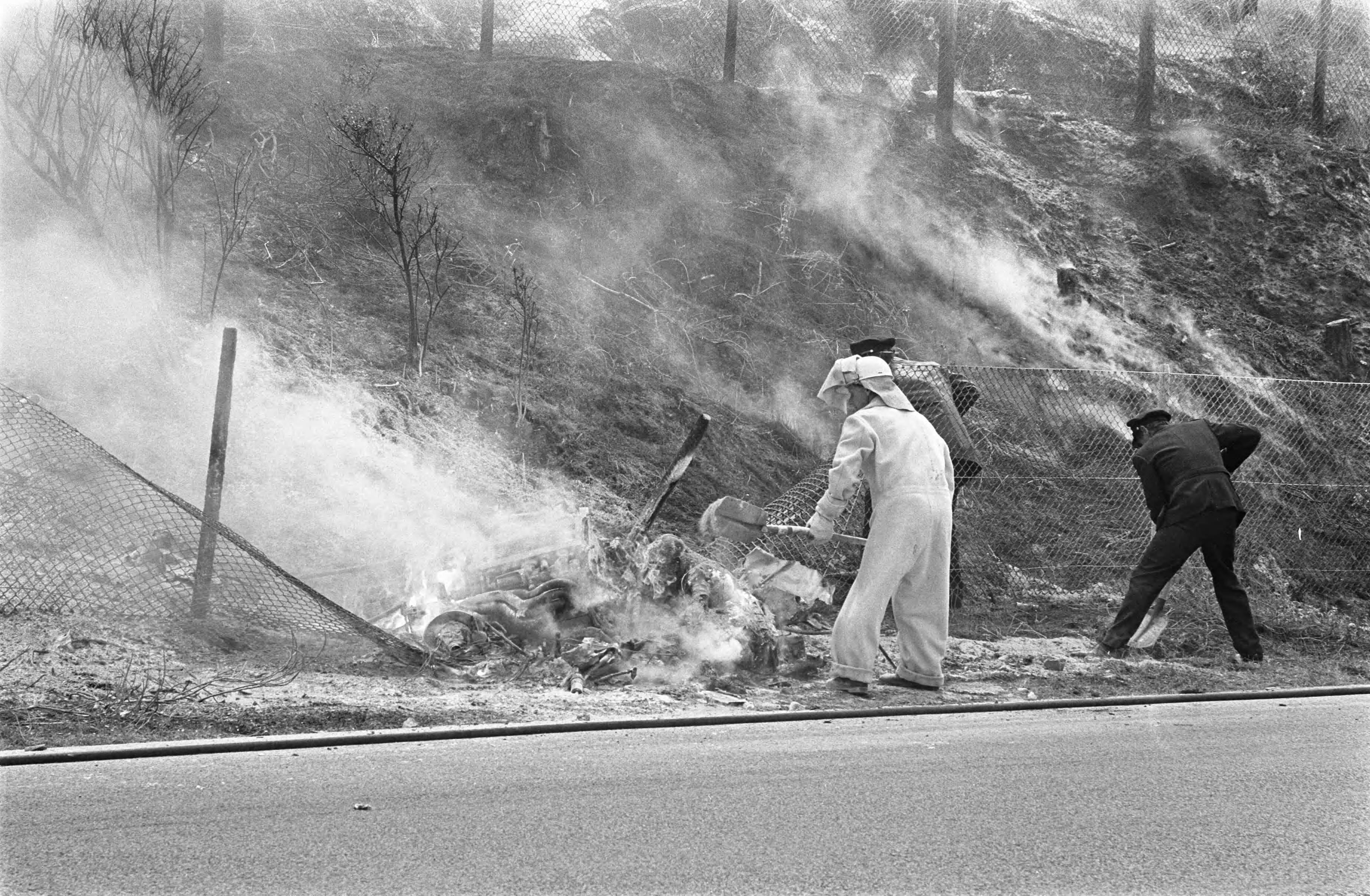 Grand Prix Zandvoort 1970 — Grand Prix 1970 van Nederland voor Formule I wagens , Zandvoort; auto van Piers Courage gecrasht en in brand gevlogen. — Foto: Evers, Joost / Anefo. Licentie: Set B: Rechtenvrij / Publiek Domein. Bron: Nationaal Archief. http://hdl.handle.net/10648/ab9a4904-d0b4-102d-bcf8-003048976d84