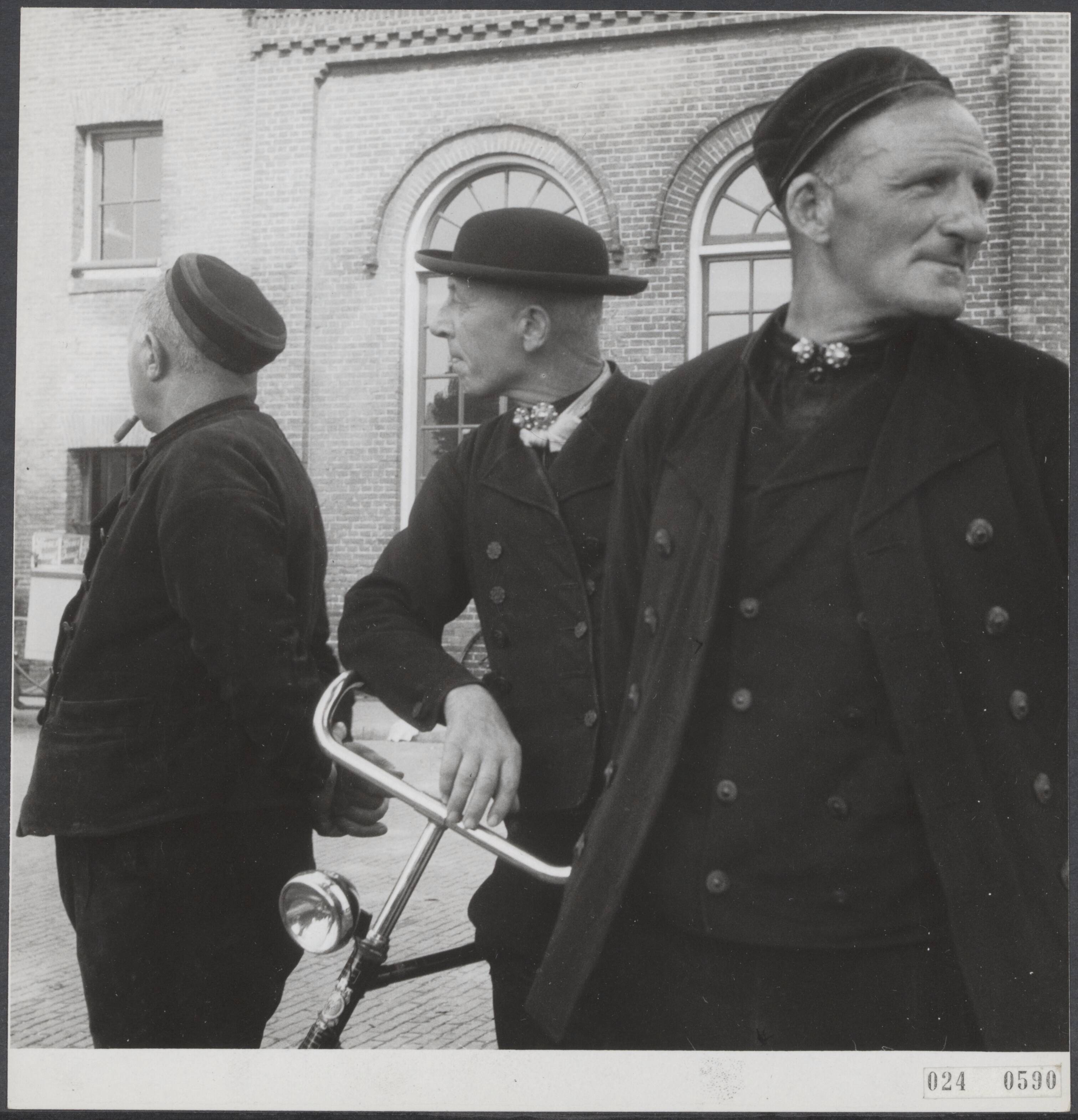 Fotocollectie Elsevier Binnenland — Ringsteken Middelburg. Bijschrift "Beste Paarden". Mannen in klederdracht — Foto: Noske, J.D. / Anefo. Licentie: Set B: Rechtenvrij / Publiek Domein. Bron: Nationaal Archief. http://hdl.handle.net/10648/add7e5c8-d0b4-102d-bcf8-003048976d84