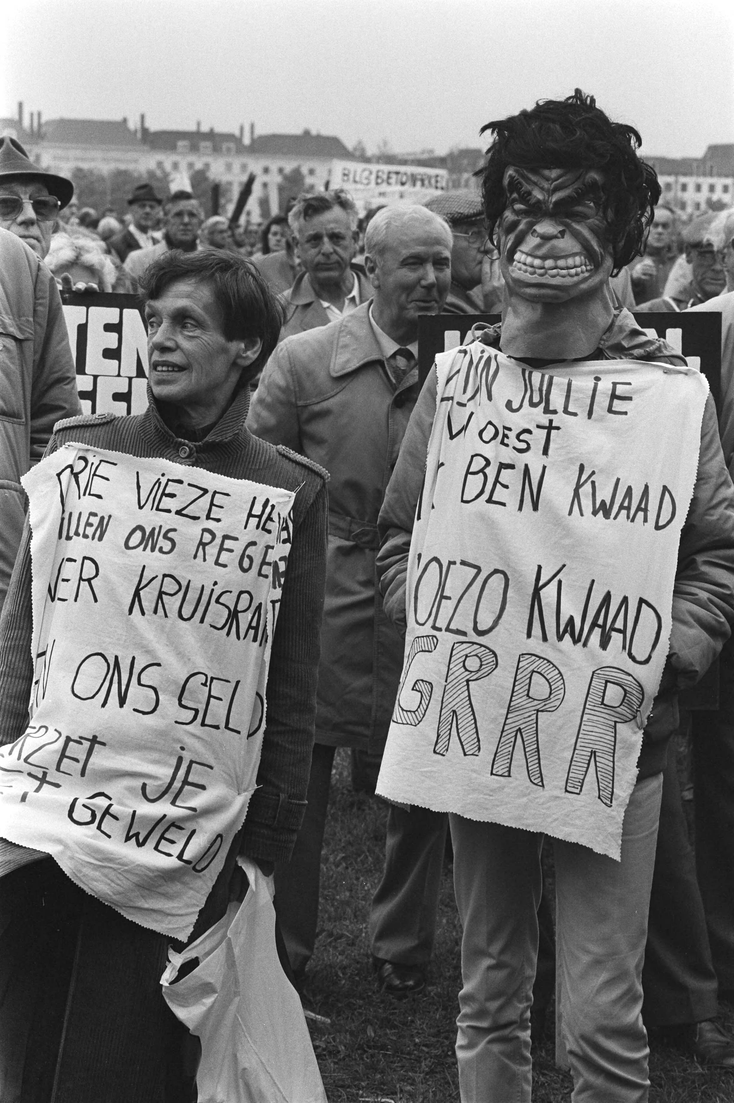 Fotocollectie Anefo — FNV-demonstratie (20.000 mensen) in Den Haag tegen "1 juli-maatregelen"; spandoek "Regering krijg de tering" — Foto: Croes, Rob C. / Anefo. Licentie: Set B: Rechtenvrij / Publiek Domein. Bron: Nationaal Archief. http://hdl.handle.net/10648/ad397014-d0b4-102d-bcf8-003048976d84