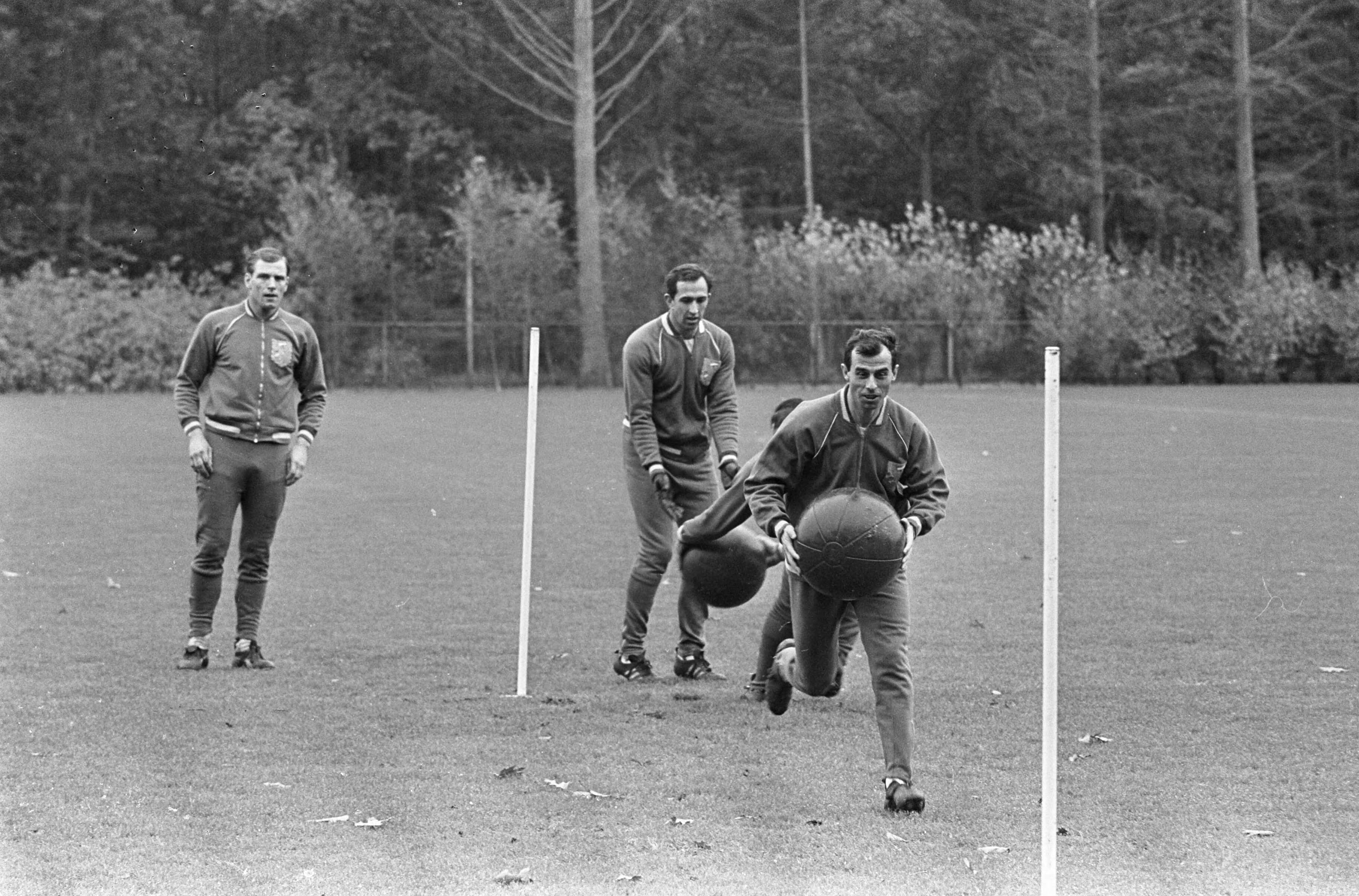 Training van het Nederlands voetbalelftal en het jeugdelftal op het KNVB Sportcentrum te Zeist — Coen Moulijn tijdens de training met op de achtergrond doelman Eddy Pieters Graafland — Foto: Fotograaf Onbekend / Anefo. Licentie: Set B: Rechtenvrij / Publiek Domein. Bron: Nationaal Archief. http://hdl.handle.net/10648/ab02c066-d0b4-102d-bcf8-003048976d84