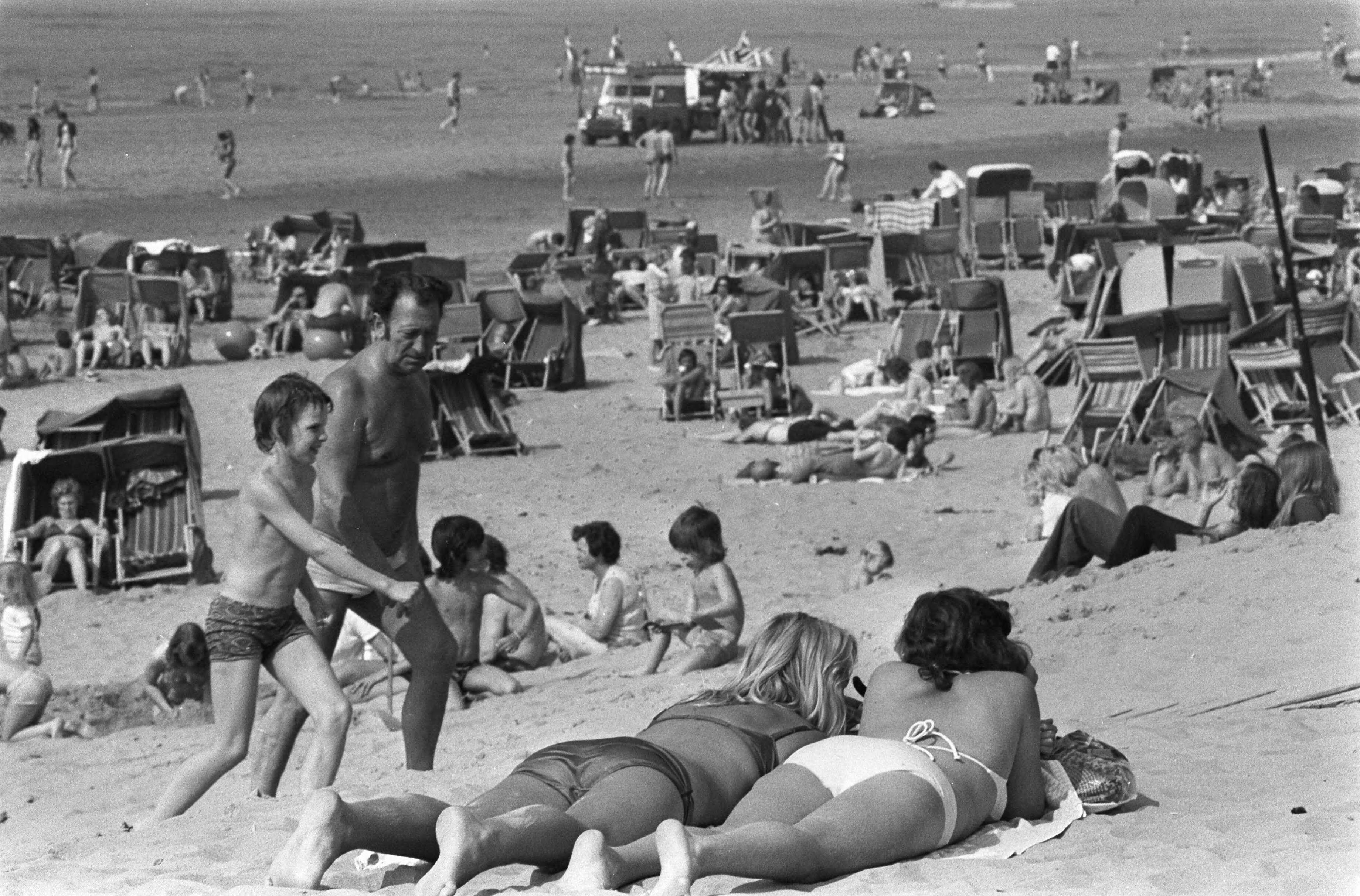 Fotocollectie Anefo — Drukte op strand in Zandvoort — Foto: Mieremet, Rob / Anefo. Licentie: Set B: Rechtenvrij / Publiek Domein. Bron: Nationaal Archief. http://hdl.handle.net/10648/ac47fac2-d0b4-102d-bcf8-003048976d84