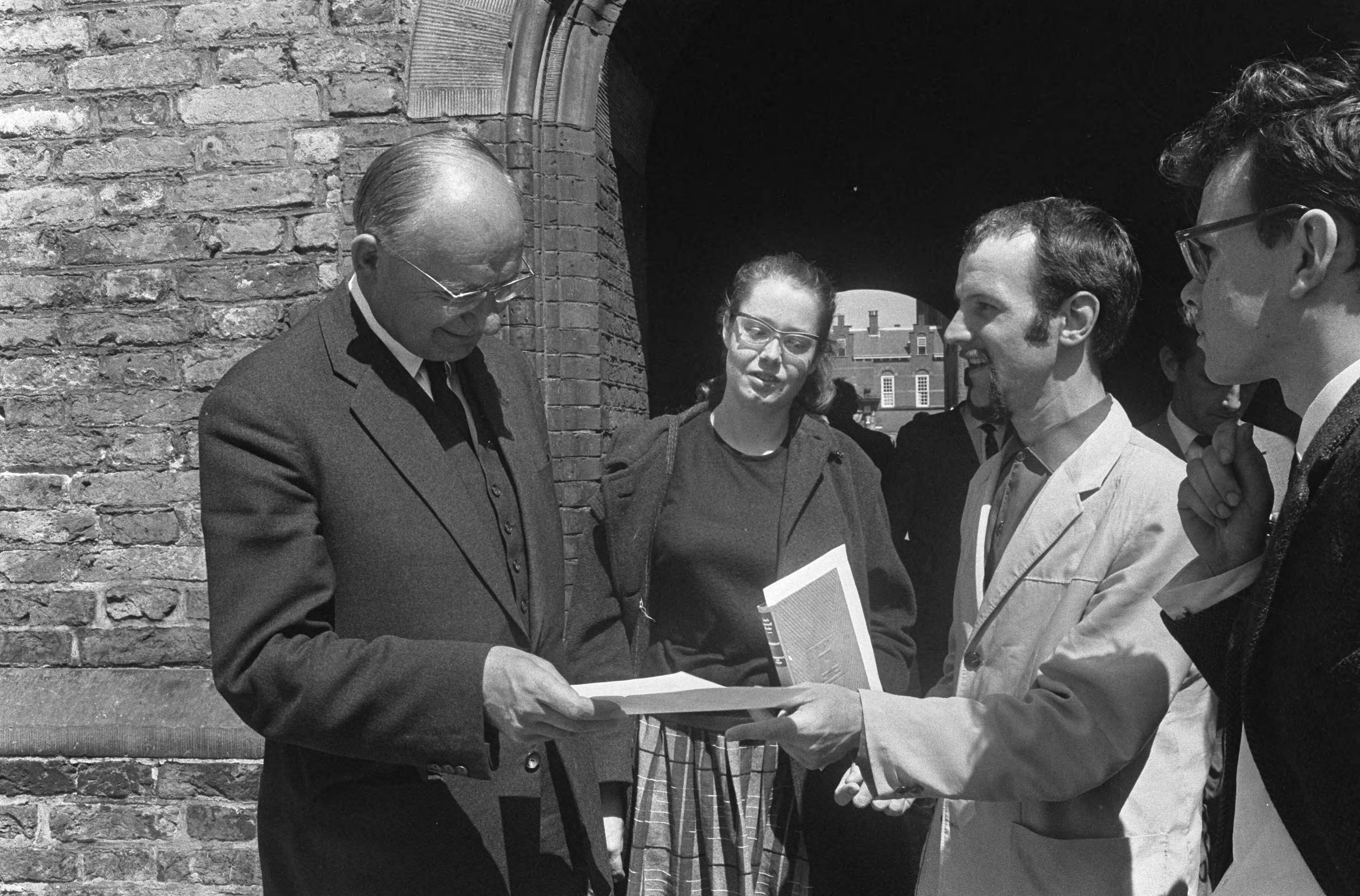 Fotocollectie Anefo — Demonstratie Leidse Studenten bij Eerste Kamer te Den Haag , Minister Vondeling kreeg pamflet aangeboden door A. Vink (baard) — Foto: Koch, Eric / Anefo. Licentie: Set B: Rechtenvrij / Publiek Domein. Bron: Nationaal Archief. http://hdl.handle.net/10648/aaedcaf8-d0b4-102d-bcf8-003048976d84